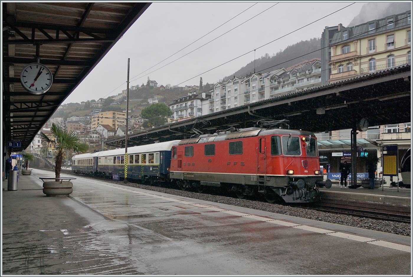 Der Grund der Fahrt nach Montreux: Der ZRT-Extrazug Frauenfeld Montreux / Aigle. Erst wollte ich den Zug auf der  Train des Vigens Strecken fotografieren, die immer wieder konsultierende Wetterprognose riet mir aber dann doch den Plan B umzusetzen; dies war auch gut so, denn das Licht hätte im Lavaux wohl kaum gereicht und eine verregnete Landschaft hätte wohl auch kaum ein attraktiver Bild geboten. 
Spannend war, mit welcher Lok der Zug kommt, denn auf den letzten paar Kilometer (Chexbres - Villeneuve) ist die ETCS Zugsicherung verbaut. 
Das Bild zeigt den Zug bei der Ankunft in Montreux. Alternativ zum Weihnachtmarkt von Montreux, konnten die Reisenden bis Aigle weiterfahren und dort einen gemütlichen Nachmittag verbringen. 
Der Zug bestand aus der SBB Re 4/4 II 11159, dem  Le Salon Bleu  Halb-Speisewagen ARmz 61 85 88-90 200-6 CH-IRSI und dem  Le Diamant Bar  Speisewagen WRm 61 85 88-94 003-0 CH IRSI. 

7. Dezember 2024