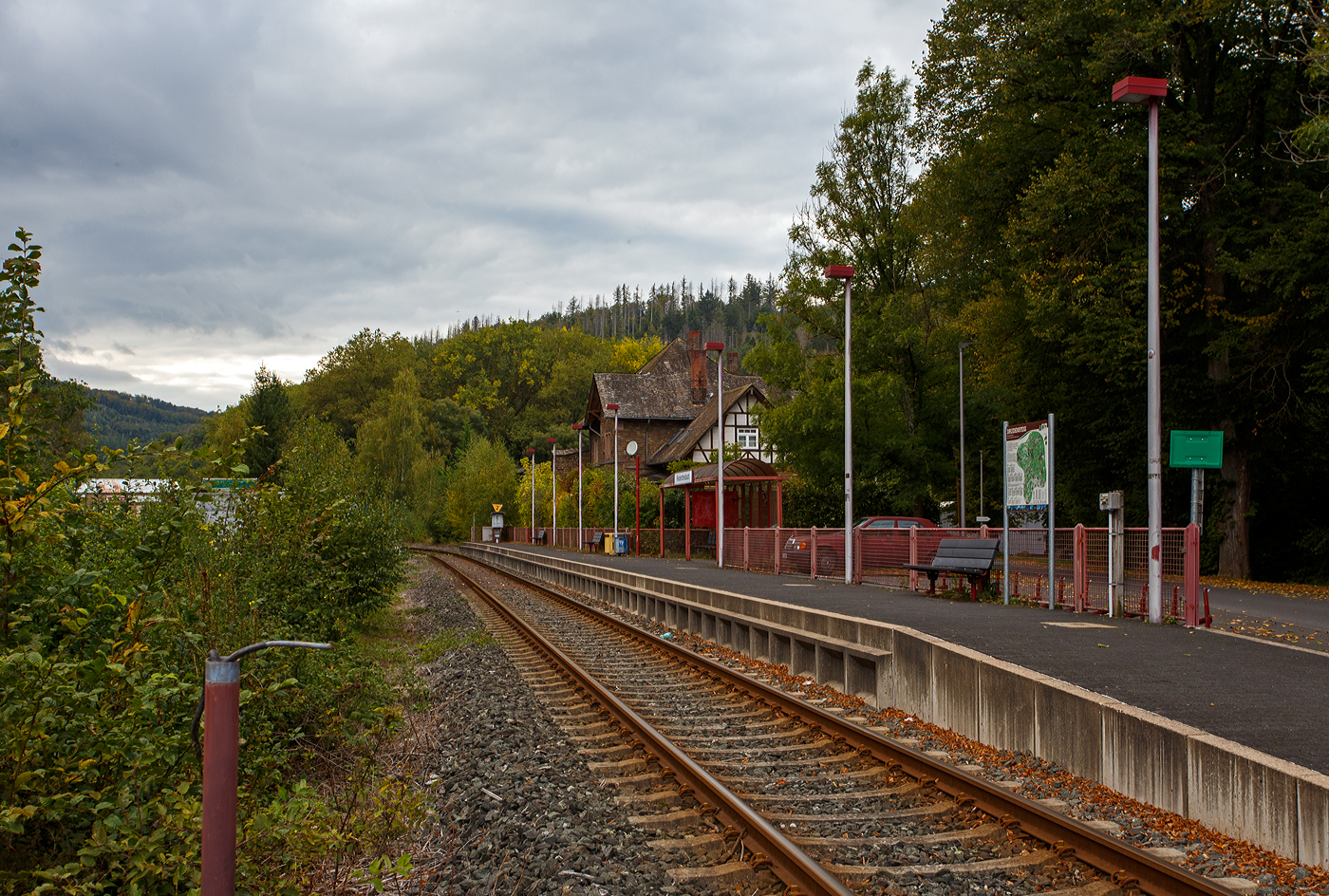 Der Haltepunkt Niederdreisbach (zuvor Bf) bei km 4,78 der Bahnstrecke Betzdorf–Daaden (KBS 463), auch als „Daadetalbahn“ bekanntam 28 September 2025.

Die Bahnstrecke Betzdorf–Daaden (Daadetalbahn) ist eine eingleisige Nebenbahn von Betzdorf an der Sieg nach Daaden im Westerwald. Die 9,9 Kilometer lange Strecke ist nicht elektrifiziert und wird im Schienenpersonennahverkehr (SPNV) seit dem 2. November 1994 von der Westerwaldbahn GmbH (WEBA) im Stundentakt befahren, wobei einzelne Taktabweichungen bestehen. Die Strecke geh�rt heute der Westerwaldbahn GmbH.

Urspr�nglich begann die Daadetalbahn erst an der Abzweigstelle Gr�nebach, wo sie von der fr�her zweigleisigen Hellertalbahn von Betzdorf nach Haiger abzweigte. In Folge des eingleisigen R�ckbaus dieser Strecke teilen sich seither jedoch zwei eingleisige und betrieblich vollst�ndig voneinander getrennte Strecken die Trasse zwischen dem Bahnhof Betzdorf und dem Abzweig. Hierdurch verl�ngerte sich die urspr�nglich 8,520 Kilometer lange Daadetalbahn um circa 1,5 Kilometer. Nachdem die Deutsche Bundesbahn den Personenverkehr am 2. Oktober 1993 eingestellt hatte, wurde am 31. Mai 1995 zwischen dem Land Rheinland-Pfalz, dem Landkreis Altenkirchen (Westerwald), der Verbandsgemeinde Daaden, der Westerwaldbahn GmbH und der Deutschen Bahn AG ein Vertrag mit dem Ziel der Wiederaufnahme des Personenverkehrs durch die Westerwaldbahn GmbH geschlossen. Die Strecke wurde von der Deutschen Bahn AG komplett saniert und danach der Westerwaldbahn GmbH �bereignet.

Daten der Strecke:
Kursbuchstrecke (KBS):463
Streckennummer (DB): 9288, ehem. 2883
Streckenl�nge:9,9 km
Streckenklasse:	C2
Maximale Neigung: 22,4 ‰
Minimaler Radius: 190 m
H�chstgeschwindigkeit: 60 km/h
Zugbeeinflussung: PZB

Geschichte:
Planungen und Bau
Mit dem Aufschwung der Eisenindustrie im Sieg- und Hellertal um 1860 bem�hte man sich, das Tal der Daade Eisenbahntechnisch anzuschlie�en. Schon beim Bau der Deutz-Gie�ener Eisenbahn hatte man oberhalb des Alsdorfer Tunnels f�r eine anzulegende Zweigstrecke ins Daadetal eine Horizontale angelegt; eine Ausf�hrung der Strecke war jedoch zum damaligen Zeitpunkt finanziell nicht m�glich. Im Fr�hjahr 1882 f�hrte dann die K�nigliche Eisenbahndirektion K�ln Vorarbeiten durch. Nach Verhandlungen waren die ans�ssigen Industriellen bereit, die Grunderwerbskosten von 109.000 Mark zu tragen, einen weiteren Bauzuschuss von 25.000 Mark trugen die Gemeinden bei. Die geplante 8,35 Kilometer lange Bahn sollte ein Verkehrsgebiet von circa 75 km� mit rund 7.000 Einwohnern erschlie�en. Hierbei spielten die Transporte der Gruben und H�tten im Daadetal eine weitaus wichtigere Rolle, das F�rderquantum betrug 1881 etwa 70.600 t. Die Baukosten wurden mit 775.000 Mark zuz�glich 120.000 Mark Grunderwerbskosten veranschlagt, 1883 erfolgte die Baugenehmigung als eingleisige Nebenbahn, die Bauleitung und sp�terer Betrieb wurden 1885 dem K�niglichen Eisenbahn-Betriebsamt K�ln �bertragen.

Die Daadetalbahn wurde 1885 vom Staat Preu�en zun�chst bis Biersdorf und am 1. M�rz 1886 bis Daaden er�ffnet. Die ersten 1,5 Kilometer bis zum Abzweig bei Alsdorf laufen heute parallel zur Hellertalbahn, die bereits am 1. Juli 1861 von der C�ln-Mindener Eisenbahn gebaut worden war. 

Betrieb:
Im Personenverkehr wurden 1888 lediglich 13.381 Fahrkarten verkauft, anfangs wurden nur vier Zugpaare eingesetzt. Erst 1943 verkehrten werkt�glich sieben Zugpaare, die Steigerung d�rfte anzunehmenden Arbeiter-Pendelverkehr in den Betzdorfer und Siegener Raum sowie am Sch�lerverkehr zum Gymnasium in Betzdorf gelegen haben. Der Abw�rtstrend begann in den 1950er Jahren mit der Eigenmotorisierung der ans�ssigen Bev�lkerung und den verbesserten Einkaufsm�glichkeiten in Daaden. Von Bedeutung f�r die Rentabilit�t der Strecke blieb der G�terverkehr f�r die an der Strecke liegenden Betriebe, darunter die Gr�nebacher H�tte sowie eine Eisengie�erei und Maschinenfabrik in Gr�nebach, eine Kleineisenfabrik und zwei Eisenerzgruben (Pius und Eiserne Hardt) in Schutzbach, der Steinbruch K�usersteimel, die H�tte in Niederdreisbach, die Eiserfelder Steinwerke, die Grube Ohliger Zug, die Klebsandgruben in Daaden und vor allem aber die Grube F�sseberg des Unternehmens Krupp in Biersdorf. Hatte man bei der Planung mit zun�chst 70.000 bis 80.000 Tonnen Frachtgut pro Jahr gerechnet, wurden diese Sch�tzungen anfangs nicht erf�llt, so lag die Bef�rderungsleistung bis 1893 bei etwa 50.000 bis 60.000 Tonnen und erreichte 1894 rund 98.000 Tonnen, 1905 dann 141.256 Tonnen und 1913 insgesamt 246.749 Tonnen, die sich aus 178.535 Tonnen Wagenladungen im Versand und 68.214 Tonnen im Empfang zusammensetzten. Der G�terverkehr war stets rentabler und umfangreicher als der Personenverkehr.

Nach dem Zweiten Weltkrieg ordnete die Franz�sische Besatzungsmacht alle Bahnstrecken im n�rdlichen Teil ihrer Besatzungszone der Eisenbahndirektion Mainz zu, so auch die Bahnstrecke Betzdorf–Daaden. Mit der schrittweisen Aufl�sung der Bundesbahndirektion Mainz in den Jahren 1971/72 fiel die Zust�ndigkeit f�r die Strecke zum 1. Januar 1971 an die Bundesbahndirektion Wuppertal.

Niedergang:

Mit der Schlie�ung der Eisenerzgrube F�sseberg 1965 und der zuvor beginnenden Stilllegung der Basaltbr�che und Kaolingruben entlang der Strecke ging der G�terverkehr stark zur�ck. Auch der Personenverkehr musste durch den zunehmenden Individualverkehr immer mehr eingeschr�nkt werden und wurde nach 14 Uhr durch Bahnbusse ersetzt. Rangier- und Abstellgleise wurden nun nicht mehr ben�tigt und der Reihe nach abgebaut. Im Jahr 1989 wurde der letzte Gleisanschluss in Niederdreisbach (Steinverladung) aufgegeben. Fortan verkehrte nur noch bei Bedarf eine �bergabe nach Daaden und zur�ck mit einer Lokomotive der Baureihe 290, auch diese wurde sp�ter eingestellt.

Wiederaufnahme des Personenverkehrs:
Nachdem die Deutsche Bundesbahn den Personenverkehr am 2. Oktober 1993 eingestellt hatte, wurde am 31. Mai 1995 zwischen dem Land Rheinland-Pfalz, dem Landkreis Altenkirchen (Westerwald), der Verbandsgemeinde Daaden, der Westerwaldbahn GmbH und der Deutschen Bahn AG ein Vertrag mit dem Ziel der Wiederaufnahme des Personenverkehrs durch die Westerwaldbahn GmbH geschlossen. Die Strecke wurde von der Deutschen Bahn AG komplett saniert und danach der Westerwaldbahn GmbH �bereignet.
