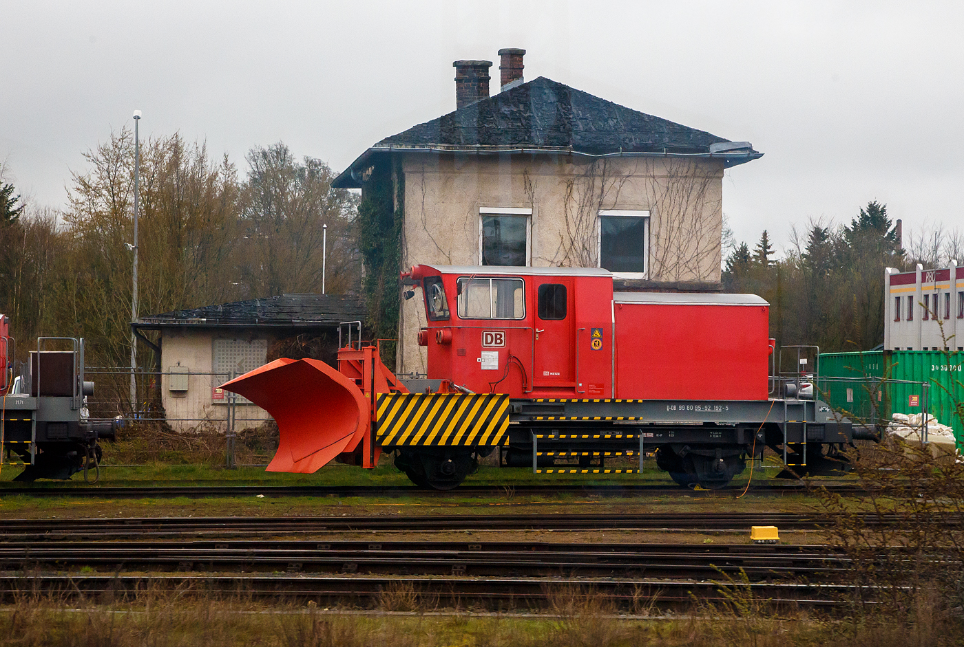 Der in Hof stationierte Schneepflug der Bauart BA 851 (interne DB Netz BR 751.1), Schweres Nebenfahrzeug Nr. D-DB 99 80 95 – 92 192-5, der DB Netz AG (ex 40 80 947 5 192-7, ex 30 80 947 5 192-9) ist am 17 April 2023 beim Hbf Hof abgestellt.

Der Schneepflug vom Typ Beilhack PB 600 wurde 1973 von Martin Beilhack Maschinenfabrik und Hammerwerk GmbH in Rosenheim (heute zu Aebi Schmidt Holding AG) gebaut.  

Das 28 t schwere zweiachsige Gerät verfügt über einen sogenannten Innenpflug in Form eines festen Dreieckpfluges mit beidseitigem Auswurf. Die Schneepflüge haben keinen eigenen Antrieb und müssen immer von einer Lok geschoben werden. Für die Fahrtrichtungsänderung wird der Schneepflug von der Lok gekuppelt, der Oberrahmen wird um 180° auf dem Drehkranz zum Fahrgestell gedreht und die Lok wird an der anderen Seite wieder angekuppelt. Die Räumfahrten können mit einer maximalen Geschwindigkeit von 50 km/h durchgeführt werden, die maximale Schleppgeschwindigkeit beträgt 80 km/h.

TECHNISCHE DATEN:
Art: Schneepflug BA 851.1
Spurweite:  1.435 mm (Normalspur)
Anzahl der Achsen: 2
Länge über Puffer: 12.000 mm
Achsabstand: 5.000 mm
Eigengewicht: 28.000 kg
Höchstgeschwindigkeit (Hg): 80 km/h (urspr. 90 km/h)
Zur Mitfahrt zugel. Personenzahl: 5
Bremse: KE-GP
