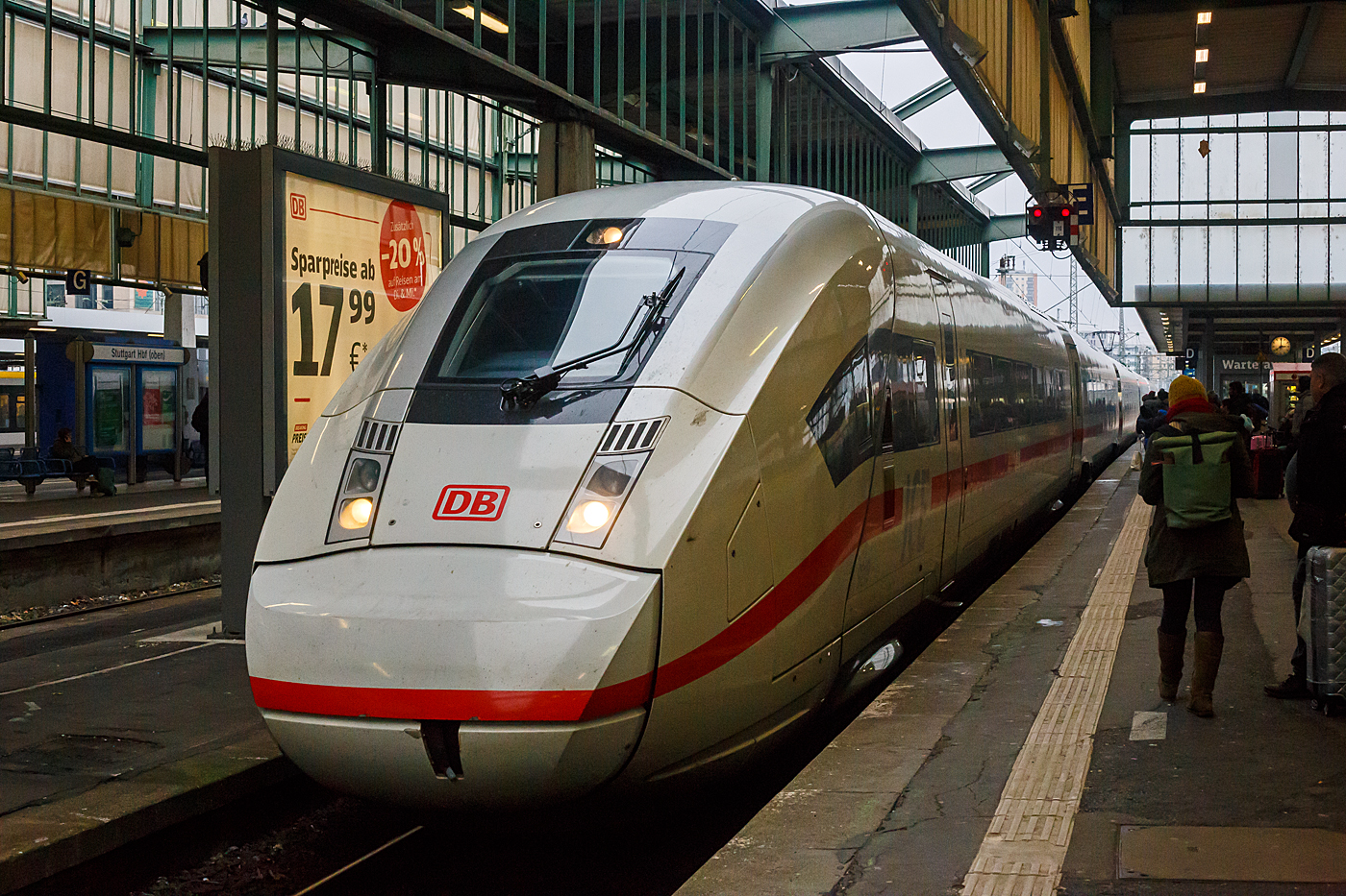Der ICE 4 der DB-Baureihe 412, Tz 9219, ein siebenteiliger Triebzug hat am 15 Januar 2025, als ICE 118 „Bodensee“ (von Innsbruck über Ötztal, Feldkirch, Bregenz, Friedrichshafen Stadt, Ulm, Stuttgart, Mannheim, Siegburg/Bonn, Köln Messe/Deutz und Düsseldorf nach Münster/Westf.), den Hauptbahnhof Stuttgart erreicht.