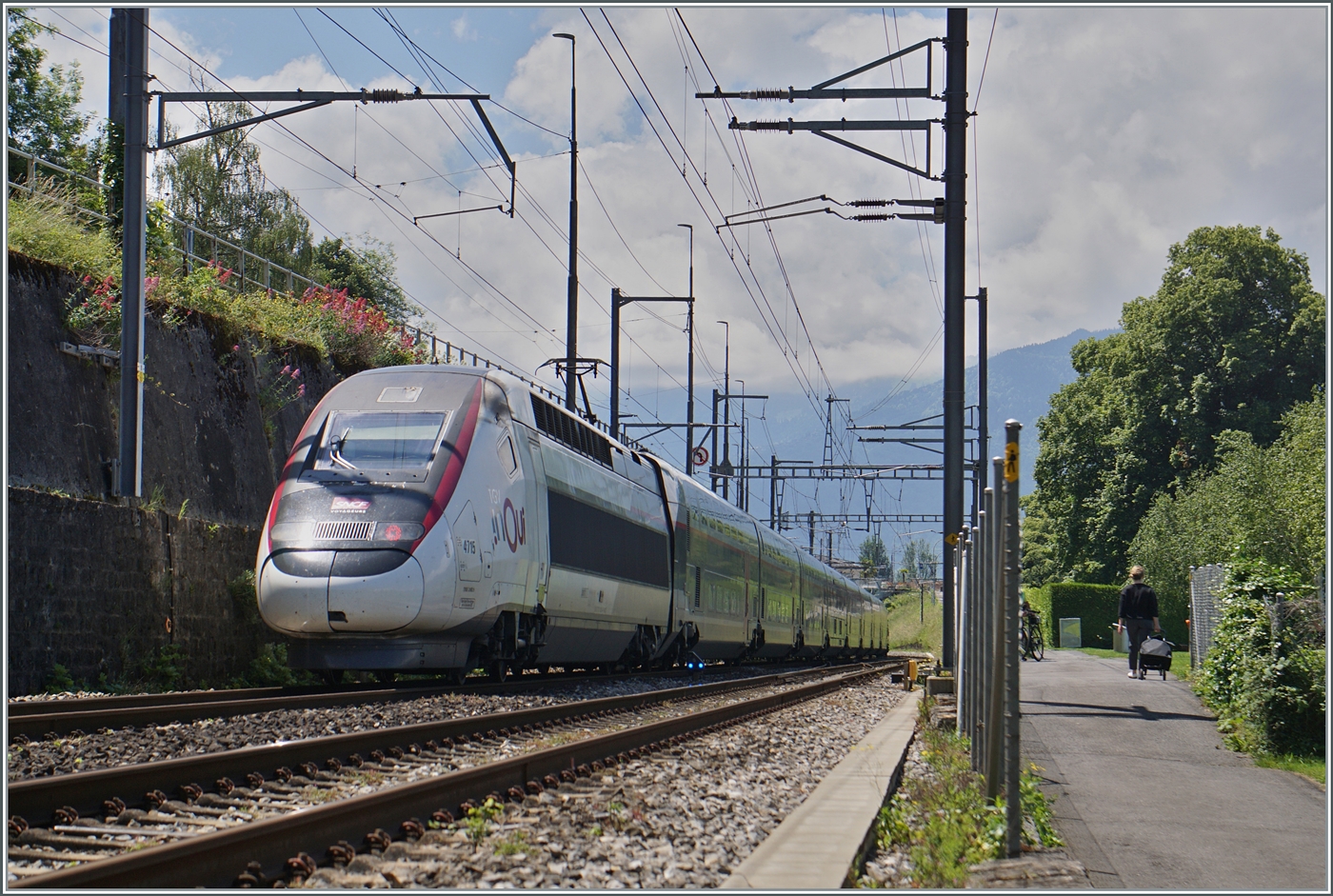 Der inoui TGV Rame 4715 bei Villeneuve mit eine blauen Zwergsignal, wie sie bei ETCS Betrieb Verwendung finden. Da ich von diese TGV auf einem Spaziergang überrascht wurde, stand ich nicht gerade geschickt... 

4. Juni 2024