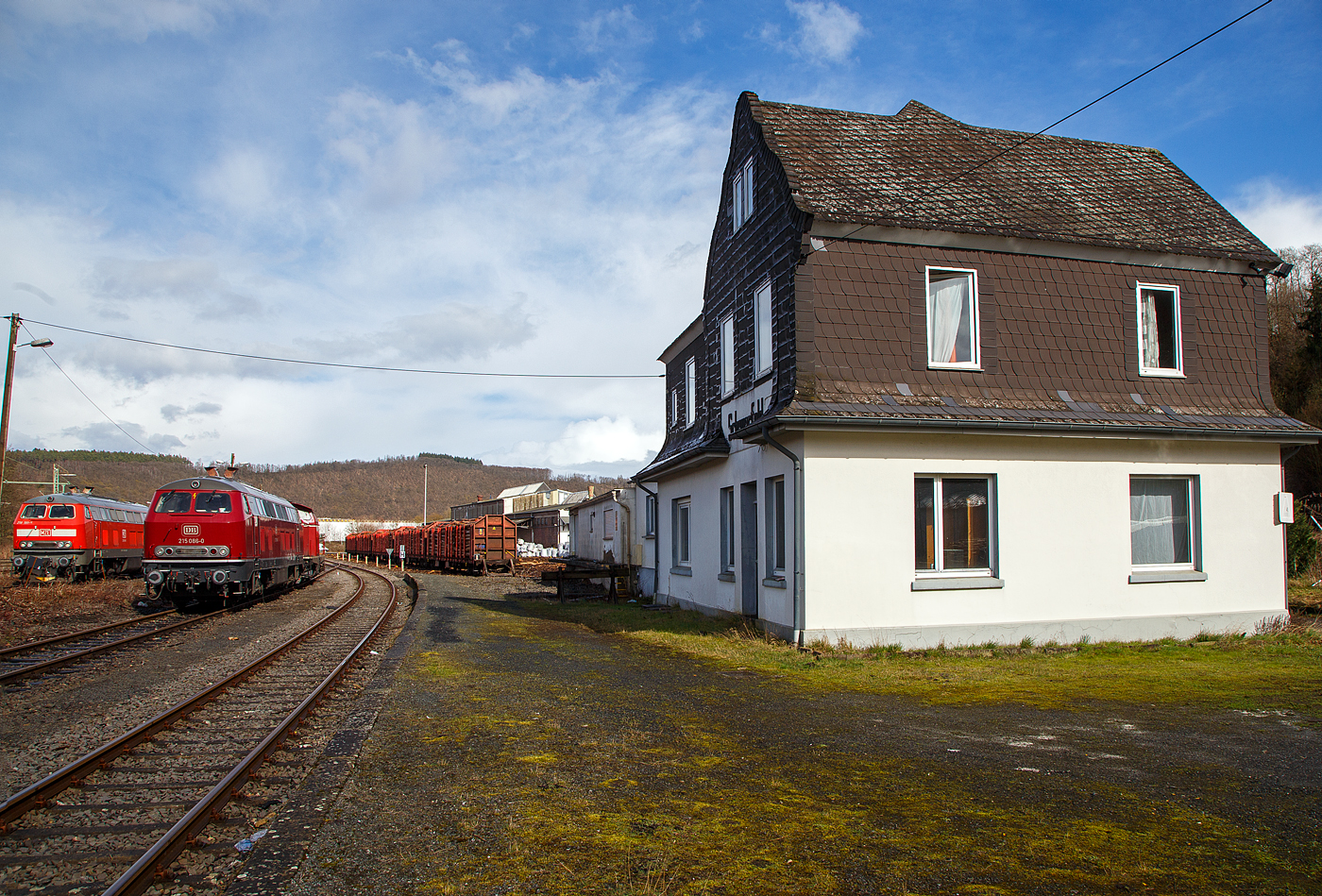 Der Kleinbahnhof der WEBA (Westerwaldbahn) in Scheuerfeld (Sieg) am 25.03.2023. 

Hier stehen Holzzüge und links die 218 191-5, die 225 086-8 und die 213 336-1.