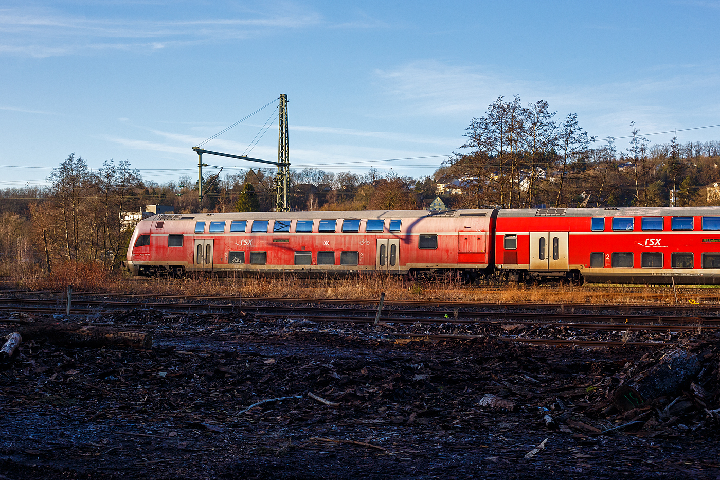 Der klimatisierte Doppelstock-Steuerwagen der zweiten Wagenklasse (DoSto-Steuerwagen) D-DB 50 80 86-75 050-4, der Gattung/Bauart DBpbzfa 763.8, eingereiht im Zugverband (führendender Wagen) des rsx - Rhein-Sieg-Express RE 9 der DB Regio NRW, am 26 Dezember 2024 bei der Zugdurchfahrt in Scheuerfeld/Sieg

Der Steuerwagen wurde 2000 von der DWA Deutsche Waggonbau AG im Werk Görlitz (ex Waggonbau Görlitz, heute Bombardier) gebaut und in der Gattung/Bauart DBpbzfa 763.6, an die DB Regio NRW für den RE 9 – rsx, geliefert. Die ab 1999 neu beschafften Steuerwagen sind mit einem vergrößerten behindertengerechtem WC ausgestattet, welches die Bauart DBpbzfa 763.6 charakterisiert. Im Oktober 2016 erfolgte im AW Wittenberge der Umbau, wobei der Wagen mit einem zweiten Mehrzweckbereich nachgerüstet und in damit in die Bauart DBpbzfa 763.8 umgezeichnet wurde. Der Steuerwagen hat die Einstiege tief, so können mobilitätseingeschränkte Fahrgäste auch an niedrigen Bahnsteigen barrierefrei ein- und aussteigen

TECHNISCHE DATEN:
Hersteller: DWA Deutsche Waggonbau AG, Werk Görlitz (heute Bombardier)
Umbau bei: AW Wittenberge (2013 bis 2016)
Spurweite: 1.435 mm
Länge über Puffer: 27.270 mm
Wagenkastenlänge: 26.660 mm
Wagenkastenbreite: 2.784 mm
Höhe über Schienenoberkante: 4.631 mm
Drehzapfenabstand: 20.000 mm
Achsstand im Drehgestell: 2.500 mm
Drehgestell Bauart: Görlitz VIII
Leergewicht: 53 t
Höchstgeschwindigkeit: 160 km/h
Heizungsbauart: Klimaes
Bremsbauart: KE-PR-A-Mg-mZ (D)
Sitzplätze: 85 in der 2. Klasse
Toiletten: 1, behindertengerecht, geschlossenes System
Bemerkungen: 2 Mehrzweckabteile, 1 Dienstraum, eingeschränkt dieselloktauglich
Umgebaut aus: DBpbzfa 763.6 