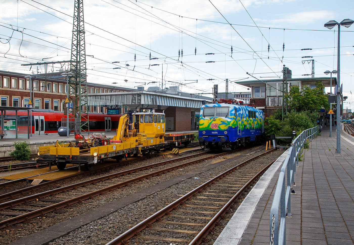 Der Klv 53 der Bauart BA 531 - Schwerer Rottenkraftwagen mit der Schwer Kleinwagen Nr. 99 80 9610 001-6 der SEK e.K. (Horst) bzw. Martin Steinbrecher Gleisbau GmbH, rangiert  am 31.05.2022, mit dem vorangestellten Gleiskraftwagenanh�nger Kla 03 (Kleinagen Nr. 99 80 9750 429-9) und angehangen Gleiskraftwagenanh�nger Kla 03 (Kleinagen Nr. 99 80 9750 430-7), beim/im Hbf M�nster (Westf.).  Rechts steht die sch�ne 111 074-1 „Hilde“ (91 80 6111 074-1 D-DB).
