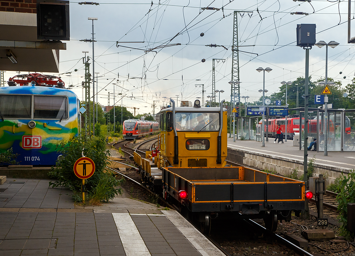 Der Klv 53 der Bauart BA 531 - Schwerer Rottenkraftwagen mit der Schwer Kleinwagen Nr. 99 80 9610 001-6 der SEK e.K. (Horst) bzw. Martin Steinbrecher Gleisbau GmbH, rangiert  am 31.05.2022, mit dem vorangestellten Gleiskraftwagenanh�nger Kla 03 (Kleinagen Nr. 99 80 9750 429-9) und angehangen Gleiskraftwagenanh�nger Kla 03 (Kleinagen Nr. 99 80 9750 430-7), beim/im Hbf M�nster (Westf.).  

Die Abk�rzung Klv steht f�r Kleinwagen mit Verbrennungsmotor. Oft wird er auch als Skl 53 bezeichnet, wobei das Skl f�r Schwerkleinwagen steht. Die Bauart BA 531 hat einen Deutz-Dieselmotor vom Typ F6L 413 mit 116 PS Leistung und eine Ladekran vom Typ Atlas AK 3001 DB

TECHNISCHE DATEN von Klv 53 
Spurweite: 1.435 mm (Normalspur)
Achsformel: B
L�nge �ber Puffer: 6.870 mm
Achsabstand: 3.750 mm
H�chstgeschwindigkeit : 70 km/h
Eigengewicht: 10 t (urspr�nglich 8.100 kg)
Nutzlast: 6 t
Anh�ngelast: 42 t
Zur Mitfahrt zugel. Personen: 6
Motor: Deutz luftgek�hlter 6-Zylinder-V-Dieselmotor  F 6L 413 V
Motorleistung: 85 kW (116 PS)

TECHNISCHE DATEN der  Kla 03
L�nge �ber Puffer: 6.300 mm bzw. 6.400 mm
Achsabstand: 3.750 mm bzw. 3.800 mm
H�chstgeschwindigkeit : 70 km/h
Eigengewicht: 4,2
Nutzlast: 10 t