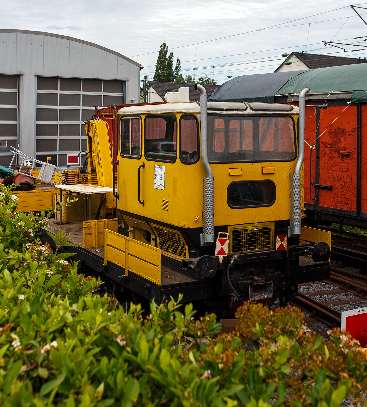 Der Klv 53 der Bauart BA 531 - Schwerer Rottenkraftwagen mit der Schwer Kleinwagen Nr. 53.0591 (ex DB Netz 53 0591-7) vom Eisenbahn- und Heimatmuseum Erkrath-Hochdahl e.V. am 26 Mai 2024 beim Lokschuppen Hochdahl.

Der Rottenkraftwagen wurde 1977 von der ROBEL Bahnbaumaschinen GmbH (Freilassing) unter der Fabriknummer 54.13-6-AA 256 gebaut und an die Deutsche Bundesbahn geliefert, Mitte der 1990er wurde er bei der DB Netz AG ausgemustert. 

Die Abkürzung Klv steht für Kleinwagen mit Verbrennungsmotor. Oft wird er auch als Skl 53 bezeichnet, wobei das Skl für Schwerkleinwagen steht. Die Bauart BA 531 hat einen Deutz-Dieselmotor vom Typ F6L 413 mit 116 PS Leistung und eine Ladekran vom Typ Atlas AK 3001 DB

TECHNISCHE DATEN von Klv 53 
Spurweite: 1.435 mm (Normalspur)
Achsformel: B
Länge über Puffer: 6.870 mm
Achsabstand: 3.750 mm
Höchstgeschwindigkeit : 70 km/h
Eigengewicht: 8,1 t
Nutzlast: 7,9 t
Anhängelast: 42 t
Zur Mitfahrt zugel. Personen: 6
Motor: Deutz luftgekühlter V6-Zylinder-Dieselmotor  F 6L 413 V
Motorleistung: 85 kW (116 PS)
