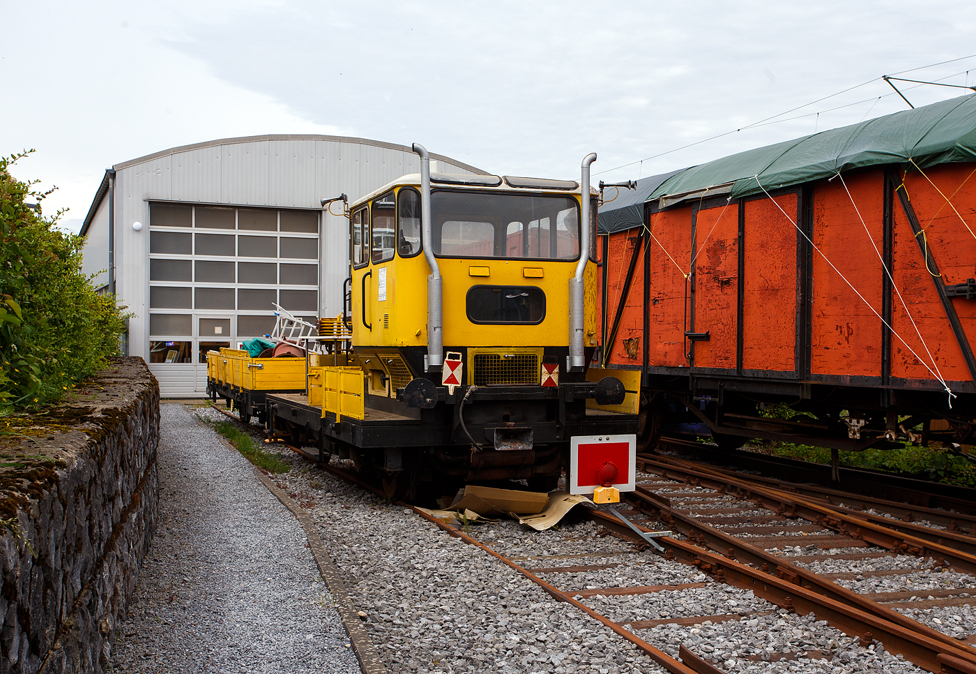 Der Klv 53 der Bauart BA 531 - Schwerer Rottenkraftwagen mit der Schwer Kleinwagen Nr. 53.0591 (ex DB Netz 53 0591-7) vom Eisenbahn- und Heimatmuseum Erkrath-Hochdahl e.V. am 26 Mai 2024 beim Lokschuppen Hochdahl.

Der Rottenkraftwagen wurde 1977 von der ROBEL Bahnbaumaschinen GmbH (Freilassing) unter der Fabriknummer 54.13-6-AA 256 gebaut und an die Deutsche Bundesbahn geliefert, Mitte der 1990er wurde er bei der DB Netz AG ausgemustert. 

Die Abkürzung Klv steht für Kleinwagen mit Verbrennungsmotor. Oft wird er auch als Skl 53 bezeichnet, wobei das Skl für Schwerkleinwagen steht. Die Bauart BA 531 hat einen Deutz-Dieselmotor vom Typ F6L 413 mit 116 PS Leistung und eine Ladekran vom Typ Atlas AK 3001 DB

TECHNISCHE DATEN von Klv 53 
Spurweite: 1.435 mm (Normalspur)
Achsformel: B
Länge über Puffer: 6.870 mm
Achsabstand: 3.750 mm
Höchstgeschwindigkeit : 70 km/h
Eigengewicht: 8,1 t
Nutzlast: 7,9 t
Anhängelast: 42 t
Zur Mitfahrt zugel. Personen: 6
Motor: Deutz luftgekühlter V6-Zylinder-Dieselmotor  F 6L 413 V
Motorleistung: 85 kW (116 PS)
