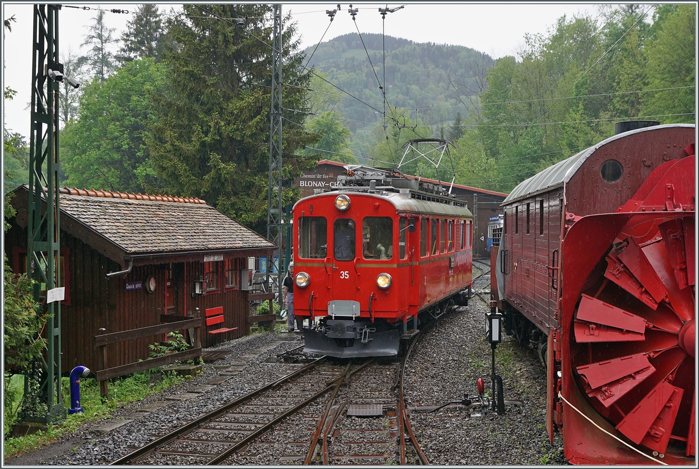 Der letztes Jahr hervorragend revidierte Bernina Bahn RhB ABe 4/4 I 35 der Blonay Chamby Bahn übernimmt zum Saisonauftakt am 3. Mai 2025 den Einsatz der eklektisch geführten Züge (bis auf den letzten Zug am Abend). Im Bild der ABe 4/4 I 35 bei der Abfahrt in Chaulin nach Blonay. 

3. Mai 2025