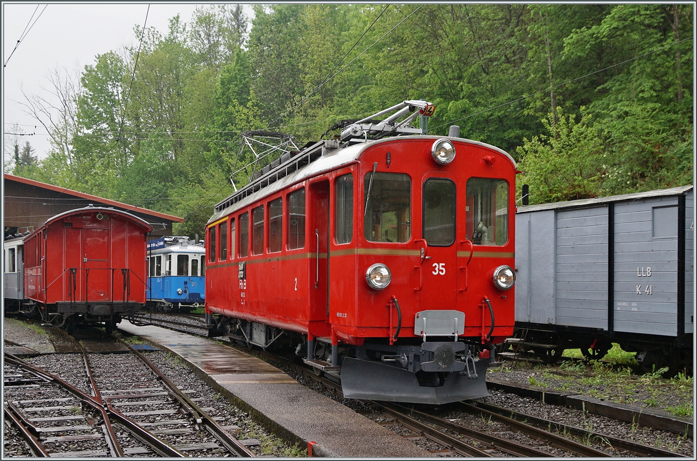 Der letztes Jahr hervorragend revidierte Bernina Bahn RhB ABe 4/4 I 35 der Blonay Chamby Bahn übernimmt zum Saisonauftakt am 3. Mai 2025 den Einsatz der eklektisch geführten Züge (bis auf den letzten Zug am Abend). Im Bild der in Chamby von Blonay angekommene ABe 4/4 I 35, der kurz darauf nach Blonay zurück fahren wird. 

3. Mai 2025