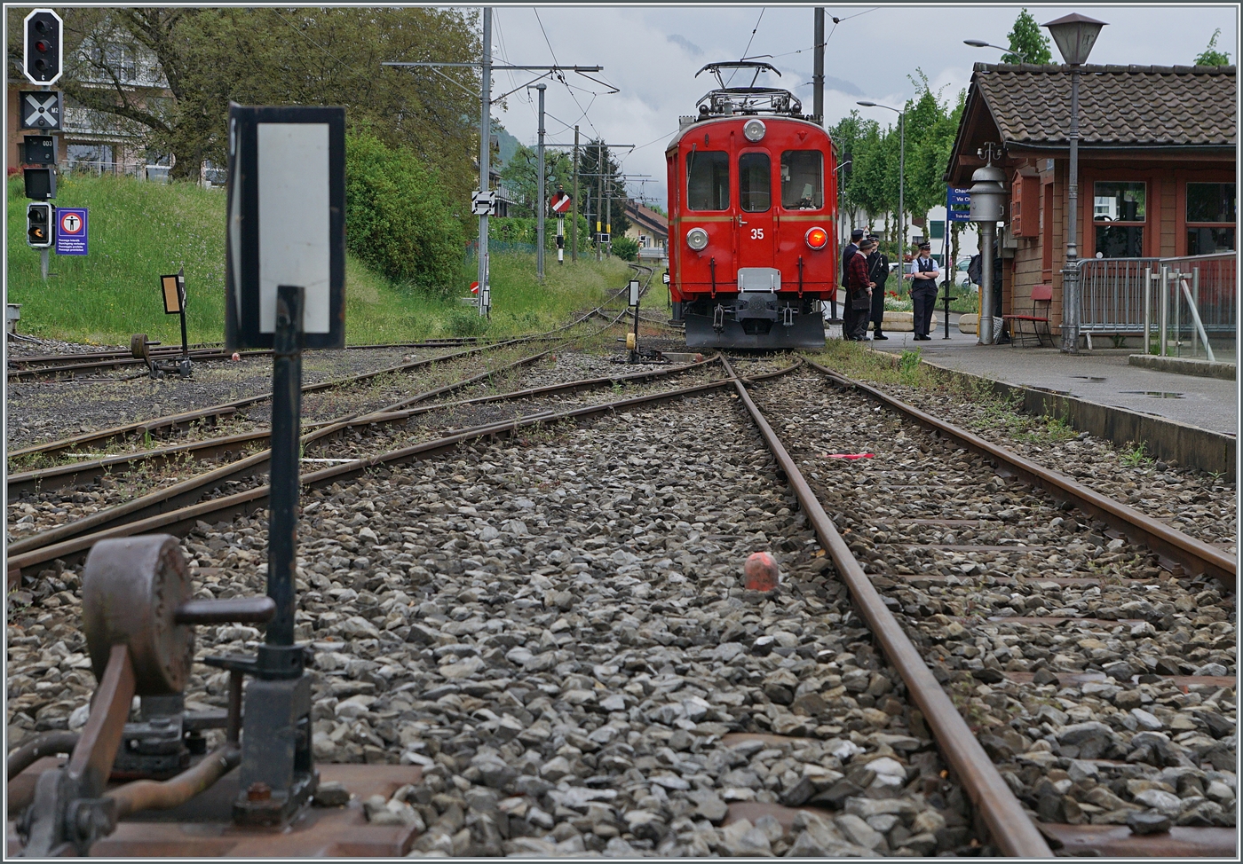 Der letztes Jahr hervorragend revidierte Bernina Bahn RhB ABe 4/4 I 35 der Blonay Chamby Bahn übernimmt zum Saisonauftakt am 3. Mai 2025 den Einsatz der eklektisch geführten Züge (bis auf den letzten Zug am Abend). 
Im Bild der in Blonay auf die Abfahrt wartende ABe 4/4 I 35 für den ersten Zug der Saison 2025. 

3. Mai 2025