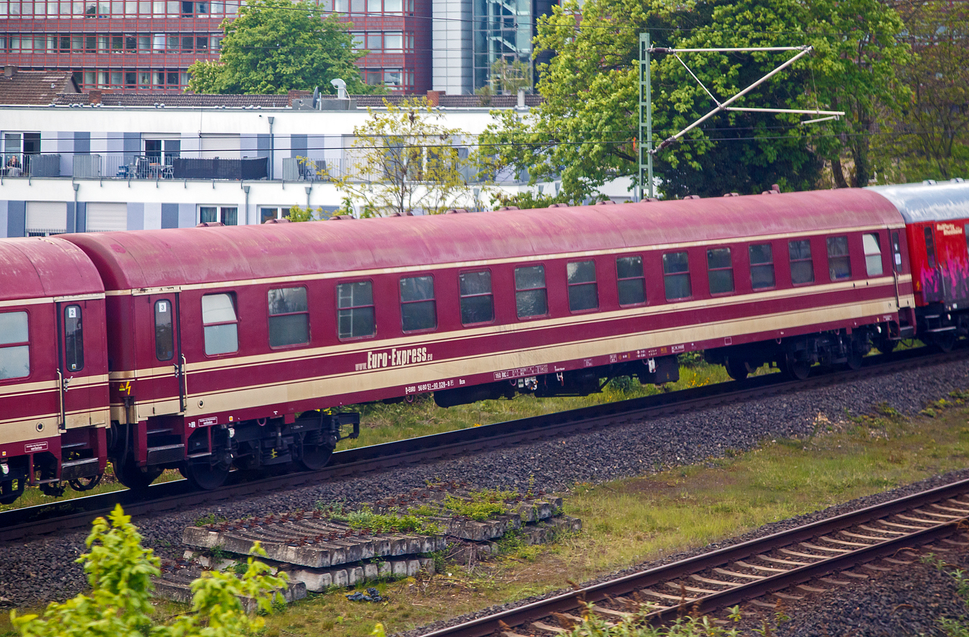 Der Liegewagen 2. Klasse D-EURO 56 80 51 - 80 028-8 [P] der Gattung Bcm (Bauart Halberstadt) der Euro-Express Sonderzüge GmbH & Co. KG mit Sitz (Münster /Westf.) am 30.04.2023 im Zugverband in Köln-Deutz, aus einem Zug heraus fotografiert.

TECHNISCHE DATEN:
Spurweite: 1.435 mm
Anzahl der Achsen: 4 (in zwei Drehgestellen)
Länge über Puffer: 26.400 mm
Drehzapfenabstand: 19.000 mm
Achsstand im Drehgestell: 2.500 mm
Zulässige Höchstgeschwindigkeit: 160 km/h
Zulassungen: International einsetzbar

Innenausstattung:
• Abteilwagen mit je 5 Liege- / 6 Sitzplätzen pro Abteil
• 10 Abteile, sowie ein Schaffner- /Mehrzweckabteil (inkl. Kühlschrank)
• 50 Liege- / 60 Sitzplätze
• Zwei WCs mit Waschgelegenheiten und geschlossenem WC-System
• Drei separate Waschräume

Komfortausstattung:
• Wechsel zwischen Sitz- und Liegeplatz
• Staufach für das Gepäck im Abteil
• Fenster zum Öffnen
• Klimaunterstützung
• Mit Musik und Durchsagen beschallbar,  Regelung der Musiklautstärke in jedem Abteil
• Von Innen verschließbare Abteile
    
Das Unternehmen Euro-Express Sonderzüge GmbH & Co. KG mit Sitz in Münster (Westfalen) ist einer der größten Veranstalter von Sonderzügen in Europa. Man hat 25 Jahre Erfahrung als Anbieter von Sonderzügen und eine etwa 50 Wagen umfassende Fahrzeugflotte.

