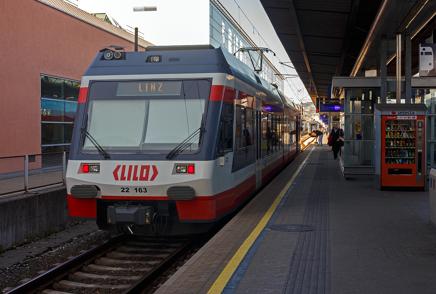 Der LILO 22 163 (A-StH 94 81 4822 163-3) ein elektrischer Zweisystem-Triebwagen vom Typ GTW 2/6 der Linzer Lokalbahn AG betrieben durch die Stern & Hafferl Verkehrsgesellschaft m.b.H. hat am 04 April 2025, von Neumarkt-Kallhamden kommend, den Hauptbahnhof Linz/Donau (A) erreicht. Interessant ist die Tatsache das die dreiteiligen Triebwagen in �sterreich als eine Einheit gewertet werden, und nicht wie z.B. in Deutschland drei unterschiedliche NVR-Nummern besitzen. 

Die Stern & Hafferl besitzt f�r die LILO - Linzer Lokalbahn 14 dieser elektrischen Zweisystem GTW´s, die 1. Serie von 8 St�ck wurde 2000 (ET 22 151 bis 158), die 2. Serie von 6 St�ck wurde 2005 (ET 22 159 bis 164) gebaut. Diese Z�ge wurden von dem Konsortium Bombardier und Stadler Rail gebaut. Die Stadler GTW - erste Generation der LILO entsprechen weitgehend den Z�gen der ehem. MThB entsprechen. Sie verf�gen jedoch �ber eine Zweisystemausr�stung f�r 750 V Gleich- und 15 kV (16,7 Hz) Wechselspannung, um die Verbindung �ber den Streckenabschnitt der �BB zum Hauptahnhof Linz zu erm�glichen. Sie sind klimatisiert, barrierefrei ausger�stet und verf�gen �ber 126 Sitz- und 108 Stehpl�tze. Die Triebwagen besitzen luftgefederte Laufdrehgestelle und automatisch schlie�ende T�ren. Zudem ist eine Vielfachsteuerung von bis zu drei Einheiten m�glich. Stern & Hafferl installierte zus�tzlich in jedem Triebfahrzeug Haltewunschtasten.

TECHNISCHE DATEN:
Baujahre: 2000 und 2005
Spurweite: 1.435 mm (Normalspur)
Achsfolge: 2’Bo2’
L�nge �ber Kupplung: 38.200 mm
Breite: 3.000 mm
Achsabstand Antriebsmodul: 2.100 mm
Achsabstand in den Laufdrehgestellen: 1.900 mm
Eigengewicht: 60.000 kg
H�chstgeschwindigkeit: 120 km/h
Kurzzeitleistung: 760 kW
Dauerleistung: 520 kW
Anfahrzugkraft: 70 kN
Stromsystem: 750 V = und 15 kV, 16,7 Hz
Sitzpl�tze: 118
Stehpl�tze (4 Pers./m�): 112
Fu�bodenh�he Niederflur: 585 mm
Hochflur: 1.000 mm
Besonderheiten: Klimaanlage, WC 
Bremse: O-R-A+Mg (D

Die Linzer Lokalbahn AG ist eine Aktiengesellschaft nach �sterreichischem Recht. Die Anteile befinden sich zu 54,3 % im Besitz der Stadt Linz. Einen weiteren Hauptanteil von 35,3 % h�lt die Stern & Hafferl Verkehrs-GmbH, der auch die Betriebsf�hrung obliegt. Ein Anteil in H�he von 2,6 % geh�rt der Stadt Eferding, jeweils 1,0 % halten die St�dte Leonding und Peuerbach. Die restlichen Anteile verteilen sich auf mehrere Anrainergemeinden (5,0 %) oder befinden sich in Streubesitz (1,0 %).