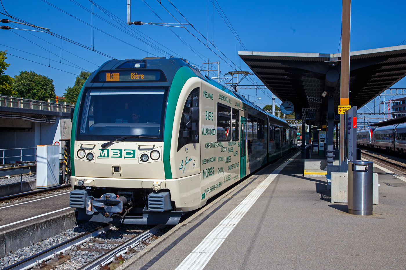 Der MBC (ex BAM) Pendelzug steht am 07 September 2023 als Regionalzug nach Bi�re im Bahnhof Morges zur Abfahrt bereit. Der Zug besteht hier aus dem Stadler Westschweizer Meterspur Niederflur-Triebwagen Be 4/4 31 (Baujahr 2015), Niederflurzwischenwagen B4 2067 (Baujahr 2010 von Stadler) und dem Steuerwagen Bt 54, ex YSteC Bt 52 (Baujahr 1981 von  ACMV).