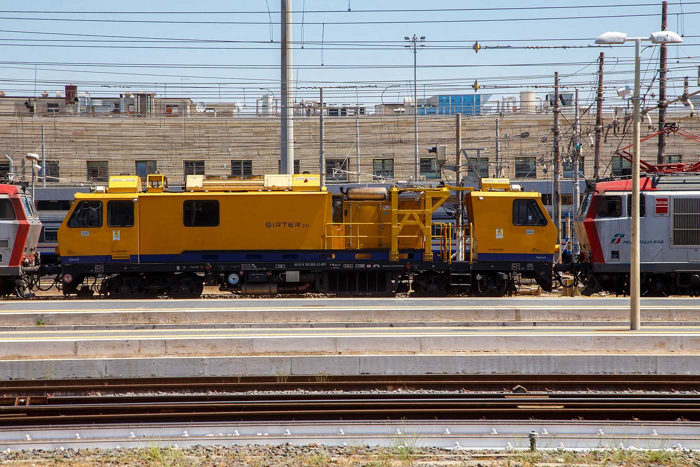 Der MerMec Mess- und Diagnose-Dieseltriebwagen SIRTER 2.0 / D.165.005 (99 83 9 165 005-3 I-RFI) der RFI - Rete Ferroviaria Italiana im Sandwich zwischen zwei „Tigern“ E.652.091-6 und E.652.138-5 (91 83 2652 091-6 I-MIR und 91 83 2652 138-5 I-MIR), sechsachsige E-Loks, der Mercitalia Rail S.r.l. am 14. Juli 2022 im Bahnhof Roma Termini.

Der Diagnose-Triebwagen (Autocarrello Diagnostico) namens SIRTER 2.0 dient zur Überprüfung der Geometrie und des Verschleißes von Gleis und Oberleitung, er wurde von der MER MEC S.p.A. in Monopoli (Italien) gebaut. 

TECHNISCHE DATEN (laut Anschriften):
Spurweite: 1.435 mm (Normalspur)
Begrenzungslinie: G1
Anzahl der Achsen: 4 (In 2 Drehgestellen)
Länge über Puffer: 16.240 mm
Drehzapfenabstand: 9.500 mm
Achsabstand im Drehgestell: 1.800 mm
Laufraddurchmesser: 920 mm (neu) / 840 mm (abgenutzt)
Höchstgeschwindigkeit: 100 km/h
Eigengewicht: 44 t
Dienstgewicht: 49 t
Bremse: Freno WU (LL)
Fährbootwinkel: max. 1° (In Italien für die Überfahrt nach Sizilien noch wichtig)
Kleinster befahrbarer Gleisbogen: R = 80 m

In dem Fahrzeug sind wohl 2 Dieselmotore verbaut, einer unter dem Fahrzeug als PowerPack für den Antrieb, sowie einer auf dem Fahrzeug für die elektrische Stromerzeug. Leider sind im Netz keine weiteren Angaben vorhanden. 

