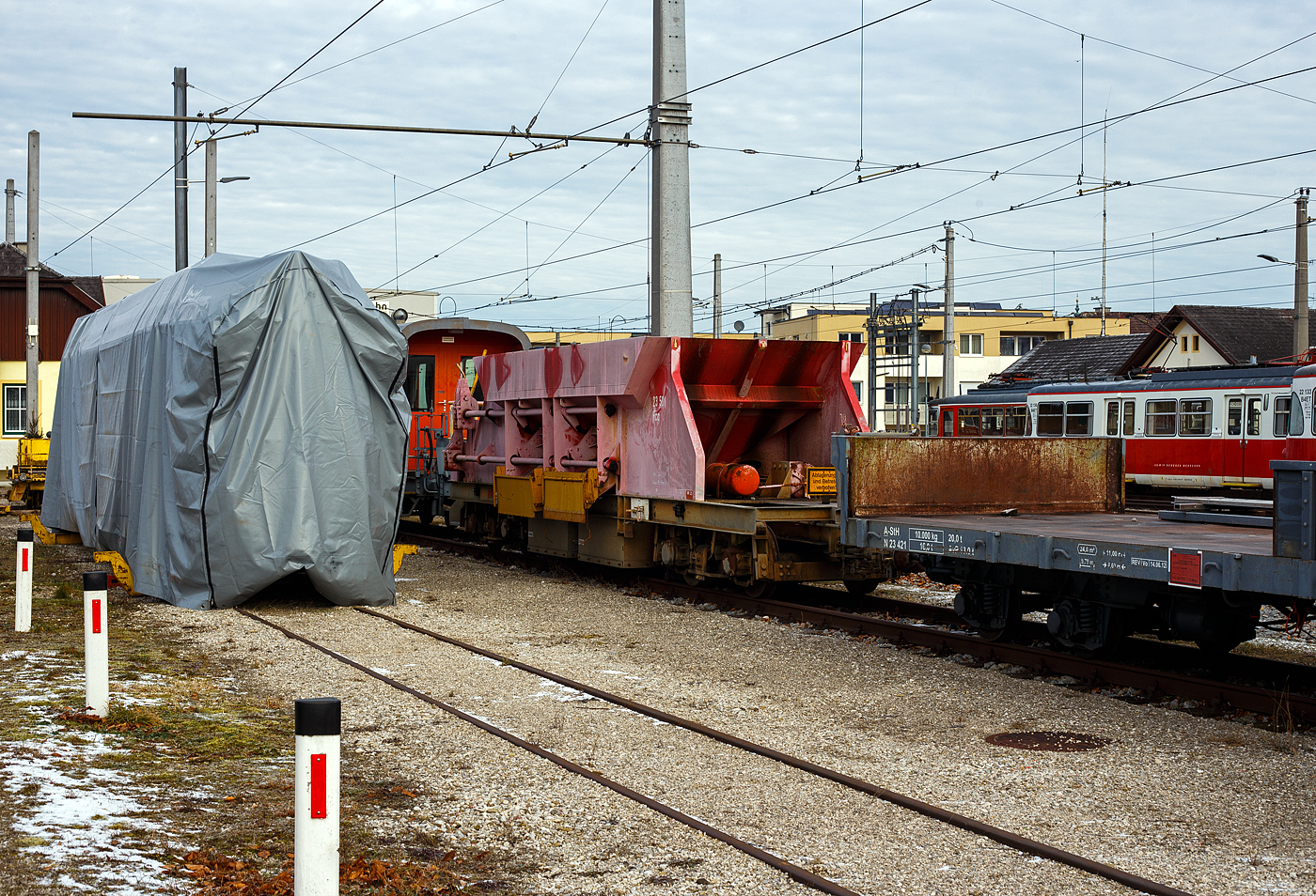 Der meterspurige vierachsige Schotterwagen 23 501 Fcc der Stern & Hafferl Verkehrsgesellschaft m.b.H., ex MIBRAG GmbH (Mitteldeutsche Braunkohlengesellschaft), ist am 14 Januar 2025 beim Bahnhof Vorchdorf-Eggenberg abgestellt.

Der Wagen wurde 1967 von der Waggonfabrik Sarajewo (STAMAG) f�r ein Braunkohlekombinat in der DDR gebaut. Wann er nach �sterreich gelangte ist mir unbekannt. Nach dem Nummernschema der StH ist dieser Wagen (23) der Lokalbahn Gmunden–Vorchdorf zugeordnet. 
