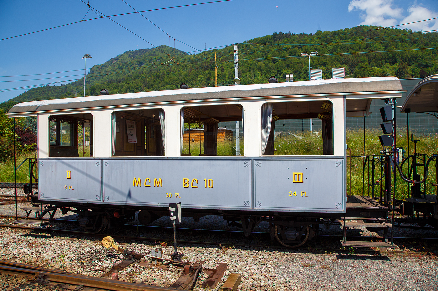 Der meterspurige zweiachsige  2./3. Klasse Großraumwagen MCM  BC² 10 
der Museumsbahn Blonay–Chamby am 27 Mai 2023 im Bahnhof Blonay. 

Der Wagen wurde 1908, zur Betriebseröffnung der meterspurigen Monthey-Champéry-Morgins-Bahn (MCM, heute AOMC), von der Schweizerischen Industrie-Gesellschaft (SIG) in Neuhausen am Rheinfall gebaut. Anlässlich der 100-Jahres-Feier der Aigle–Ollon–Monthey–Champéry-Bahn (AOMC) im Jahre 2008 kehrte er (als kurzer Gast) auf seine Stammstrecke zurück und wurde bei den Transports Publics du Chablais (TPC) in En Châlex zusammen mit dem elektrischen Personentriebwagen mit Gepäckabteil für den gemischten Zahnrad- und Adhäsionsbetrieb BCFeh 4/4 6 aufgearbeitet. 

TECHNISCHE DATEN:
Hersteller: SIG, Neuhausen
Baujahr: 1908
Spurweite: 1.000 mm
Anzahl der Achsen: 2
Länge über Puffer : 8.700 mm
Länge Wagenkasten: 7.800 mm (mit Plattformen)
Breite: 2.400 mm
Achsabstand: 4.500 mm
Eigengewicht: 6,4 t
Sitzplätze: 6 (2. Klasse) und 24 (3. Klasse)
