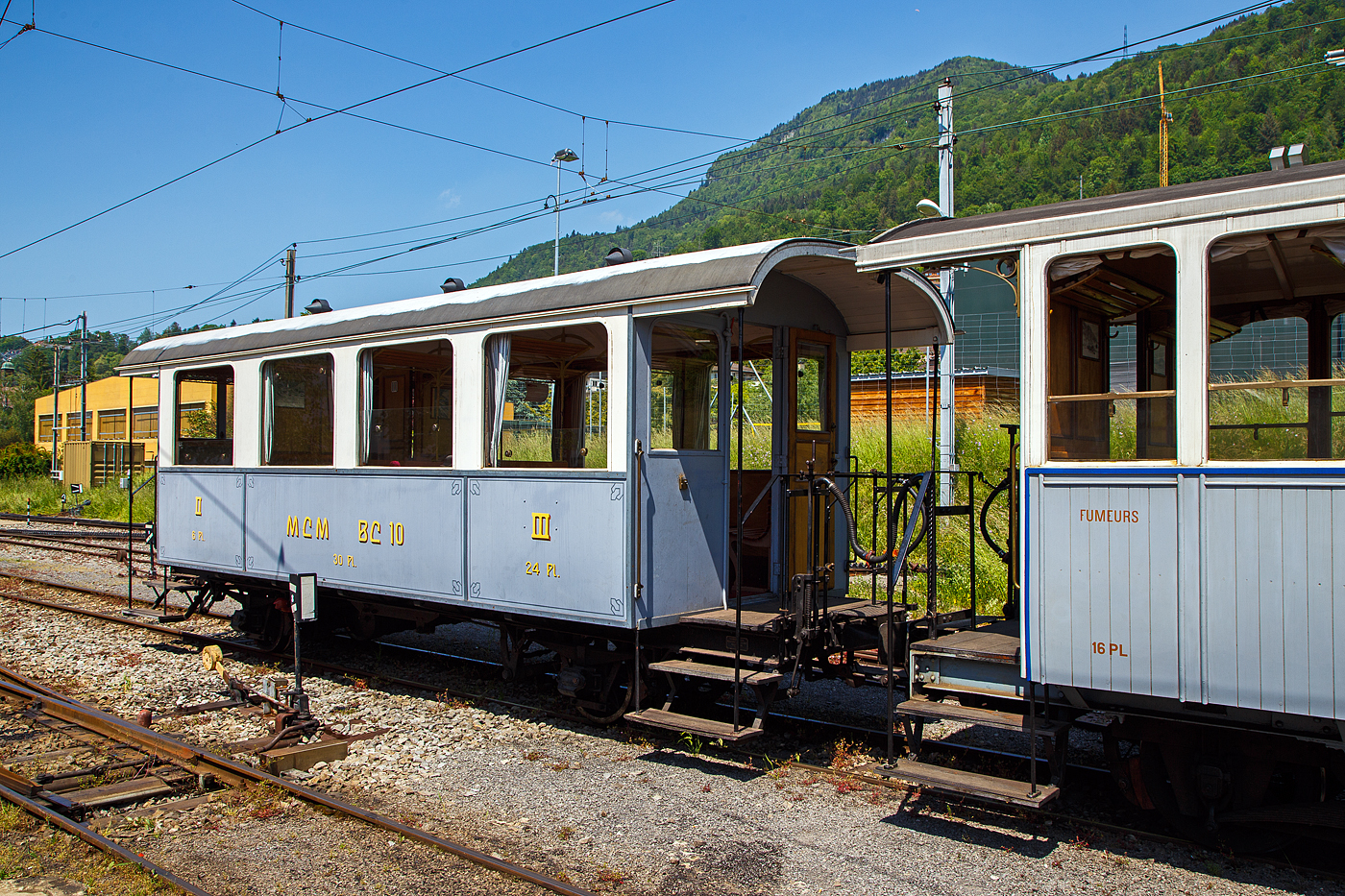 Der meterspurige zweiachsige  2./3. Klasse Großraumwagen MCM  BC² 10 
der Museumsbahn Blonay–Chamby am 27 Mai 2023 im Bahnhof Blonay. 

Der Wagen wurde 1908, zur Betriebseröffnung der meterspurigen Monthey-Champéry-Morgins-Bahn (MCM, heute AOMC), von der Schweizerischen Industrie-Gesellschaft (SIG) in Neuhausen am Rheinfall gebaut. Anlässlich der 100-Jahres-Feier der Aigle–Ollon–Monthey–Champéry-Bahn (AOMC) im Jahre 2008 kehrte er (als kurzer Gast) auf seine Stammstrecke zurück und wurde bei den Transports Publics du Chablais (TPC) in En Châlex zusammen mit dem elektrischen Personentriebwagen mit Gepäckabteil für den gemischten Zahnrad- und Adhäsionsbetrieb BCFeh 4/4 6 aufgearbeitet. 

TECHNISCHE DATEN:
Hersteller: SIG, Neuhausen
Baujahr: 1908
Spurweite: 1.000 mm
Anzahl der Achsen: 2
Länge über Puffer : 8.700 mm
Länge Wagenkasten: 7.800 mm (mit Plattformen)
Breite: 2.400 mm
Achsabstand: 4.500 mm
Eigengewicht: 6,4 t
Sitzplätze: 6 (2. Klasse) und 24 (3. Klasse)
