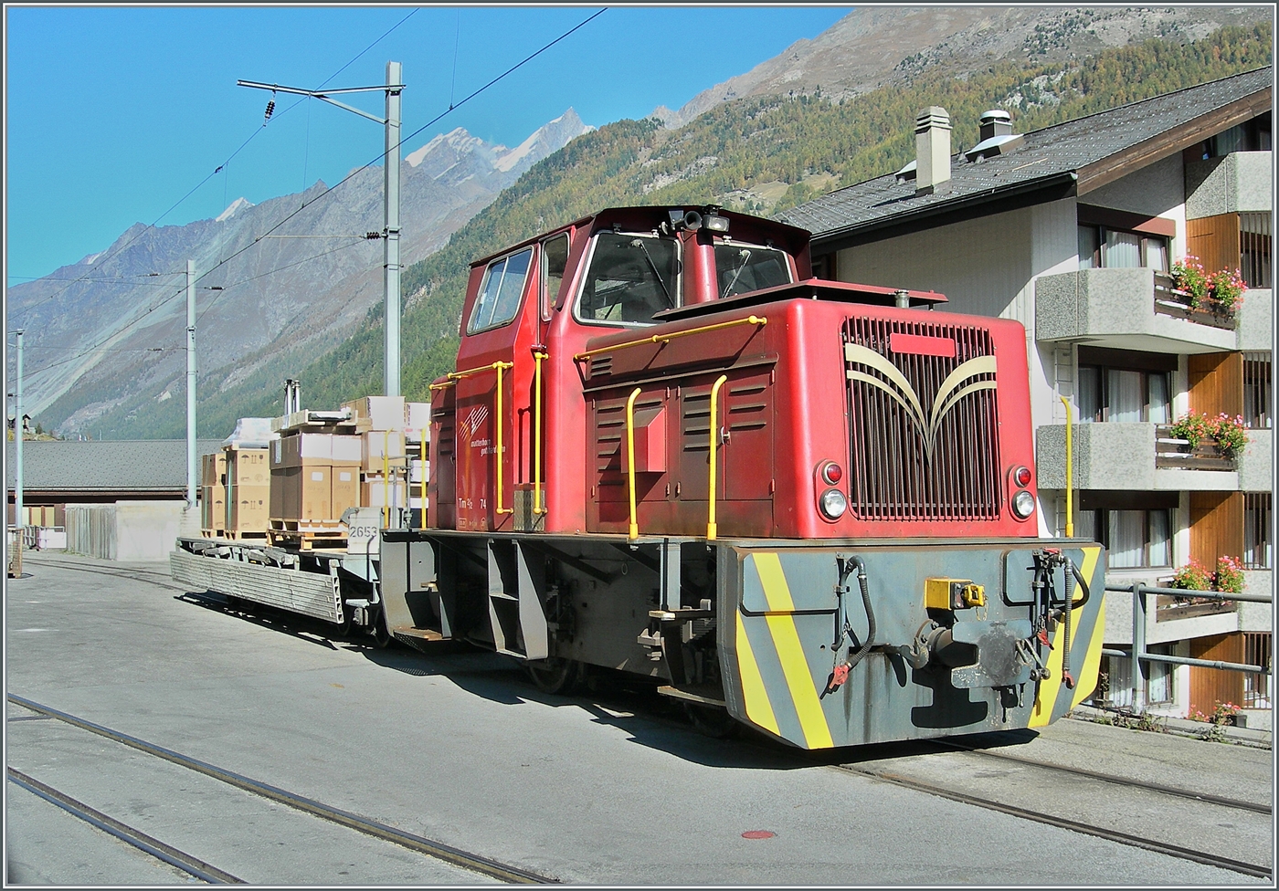 Der MGB Tm 2/2 74 steht in Zermatt und wartet auf einen neuen Rangiereinsatz. 

11. Okt. 2007