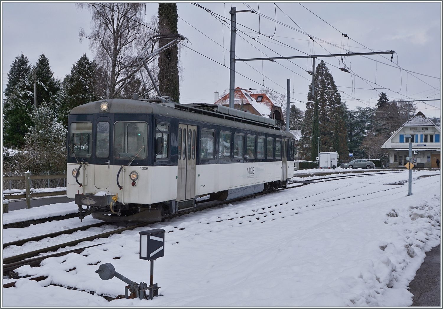 Der MOB Be 4/4 1006  Bipperlisi  ist als Regionalzug 2320 von Montreux nach Les Avants unterwegs verlässt nach einem kurzen Halt Fontanivent. 

22. Januar 2023