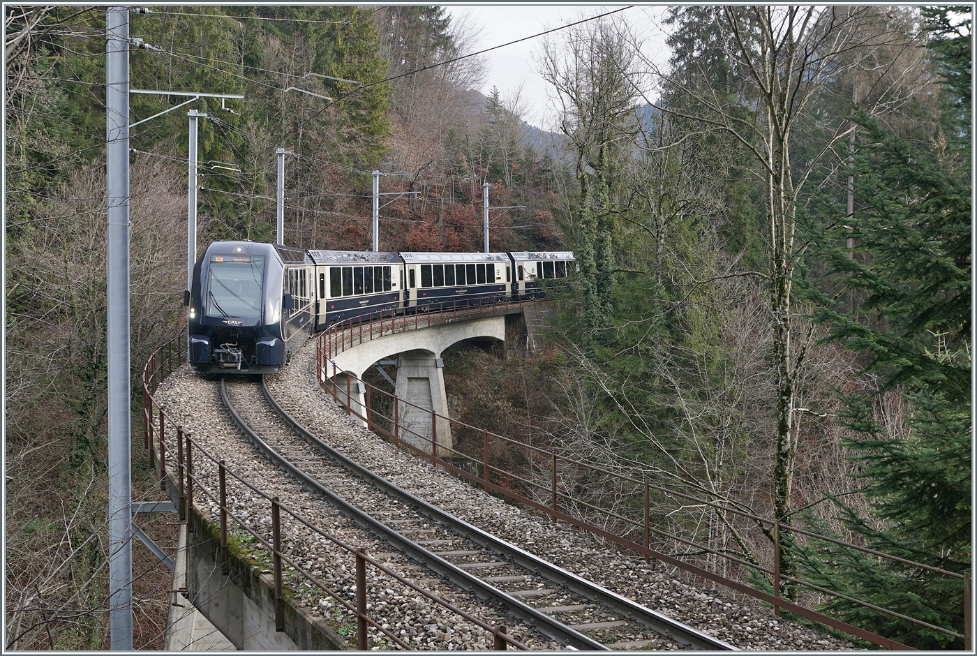 Der MOB GoldenPass Express GPX 4065 ist auf dem Weg von Interlaken Ost nach Montreux und hat kurz nach Les Avants sein Ziel schon fast erreicht. Der Spurwechselzug f�hrt �ber die die 93 Meter lange Pont Gardiol, welche �ber den Bois des Chenaux �berbr�ckt.

4. Januar 2023