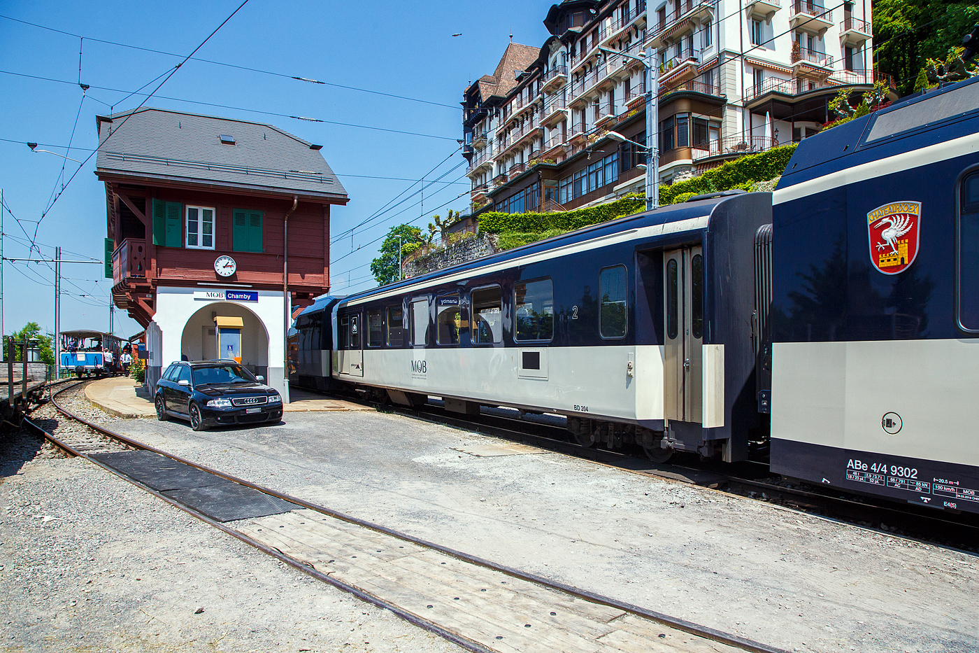 Der MOB vierachsige 2. Klasse Personenwagen mit Gep�ckabteil BD 204, ex B 204, ex A 81 II, am 27.05.2023 im Zugverband im Bahnhof Chamby.

Die MOB (Montreux Oberland Bernois / Montreux-Berner Oberland-Bahn) haben ihr Rollmaterial immer wieder umgebaut. Bei den Wagen B203 sowie BD 204-206 handelt es sich bereits um den zweiten Umbau im Jahre 1995 aus Plattformwagen, die ihrerseits 1972 auf alten Untergestellen entstanden sind.

Im Jahr 1911 wurde der A 81 mit verblechten Holzkasten und offenen Plattformen gebaut, 1961 erhielt dieser SIG Torsionsstab–Drehgestelle. Im Jahr 1968 wurde der Wagen abgebrochen, da er fast neue Drehgestelle besa� wurde das Untergestell weiter f�r den Aufbau f�r den B 204 verwendet. Der neue Wagenkasten wurde nach den Konstruktionsprinzipien der EW I von der FFA (Flug- und Fahrzeugwerke Altenrhein AG) darauf gebaut. Resultat war ein siebenfenstriger leichter Wagen mit 7 Fenstern, offenen Plattformen, ohne WC. Bei der MOB entstanden vier solcher FFA-Umbauwagen mit Sickendach.

Um diese Wagen weiter verwenden zu k�nnen, lie� die MOB die Wagen ab 1994 bei R+J (Ramseier + Jenzer AG Bern) verl�ngern, mit normalen Einstiegen wie die EW I sowie einem erh�hten Dach versehen und r�stete sie mit neuer Inneneinrichtung und WC aus. So entstanden der B 203 und die BD 204–206, der BD 204 im Jahr 1997. Anschlie�end wurden auch einige echte EW I einer vergleichbaren Modernisierung unterzogen. Dabei wurde die Fensterteilung beibehalten. 

TECHNISCHE DATEN:
Hersteller: MOB / R&J / FFA / SIG
Spurweite: 1.000 mm (Meterspur)
Achsanzahl: 4 (in 2 Drehgestellen)
L�nge �ber Puffer: 18.020 mm / urspr�nglich 14.250 mm
Wagenkastenl�nge: 17.020 mm
H�he: 3.700 mm
Breite: 2.650 mm
Drehzapfenabstand: 12.100 mm / urspr�nglich 8.680 mm
Achsabstand im Drehgestell: 1.800 mm
Drehgestell Typ: SIG- Torsionsstab
Laufraddurchmesser: 750 mm (neu)
Eigengewicht: 19,9 t / urspr�nglich 13,9 t
H�chstgeschwindigkeit: 80 km/h
Sitzpl�tze: 46 (in der 2. Klasse) 
Ladefl�che: 9,3 m� / 2,0 t
WC: 1

Quellen: x-rail.ch und wikipedia