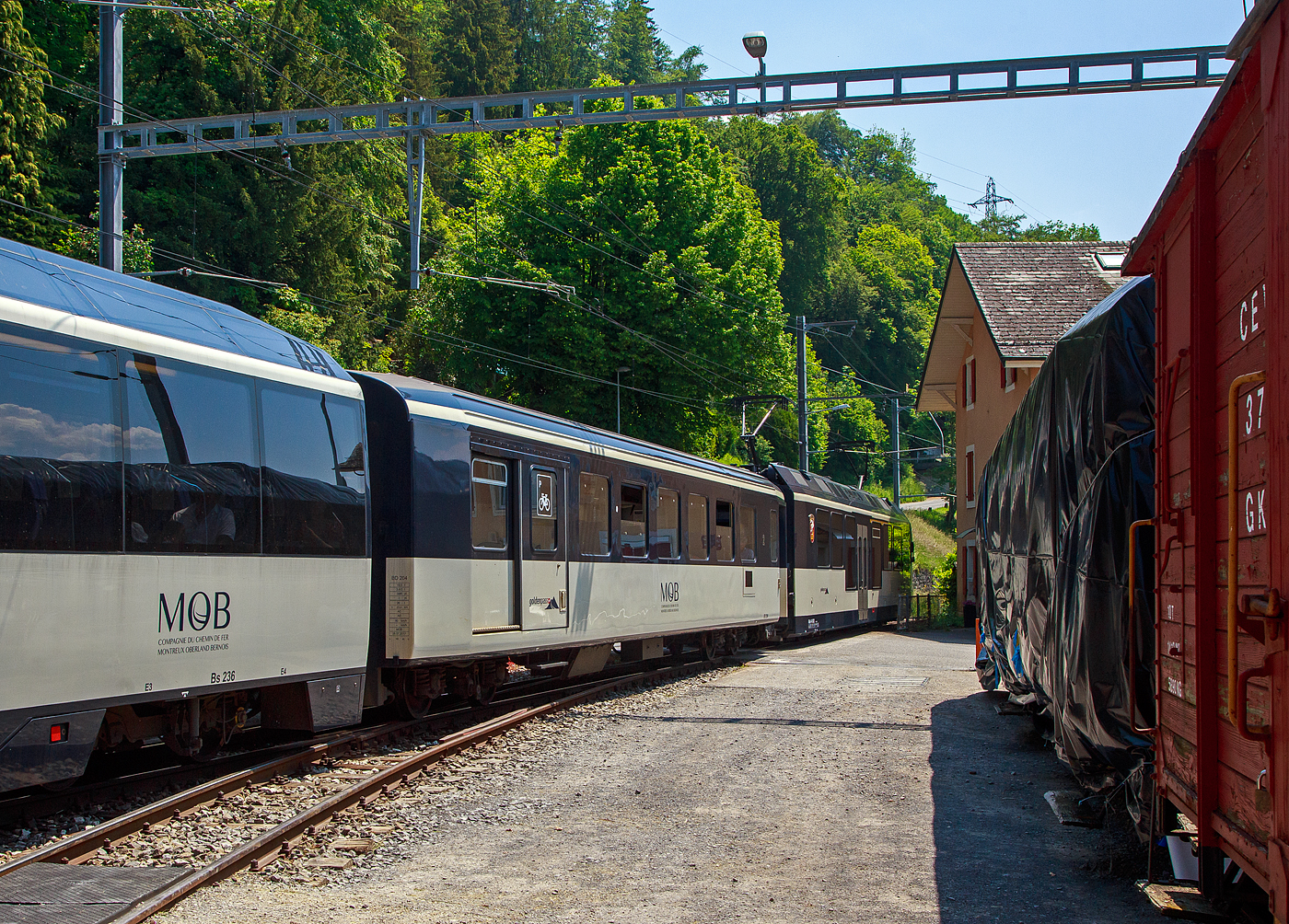 Der MOB vierachsige 2. Klasse Personenwagen mit Gep�ckabteil BD 204, ex B 204, ex A 81 II, am 27.05.2023 im Zugverband im Bahnhof Chamby.

Die MOB (Montreux Oberland Bernois / Montreux-Berner Oberland-Bahn) haben ihr Rollmaterial immer wieder umgebaut. Bei den Wagen B203 sowie BD 204-206 handelt es sich bereits um den zweiten Umbau im Jahre 1995 aus Plattformwagen, die ihrerseits 1972 auf alten Untergestellen entstanden sind.

Im Jahr 1911 wurde der A 81 mit verblechten Holzkasten und offenen Plattformen gebaut, 1961 erhielt dieser SIG Torsionsstab–Drehgestelle. Im Jahr 1968 wurde der Wagen abgebrochen, da er fast neue Drehgestelle besa� wurde das Untergestell weiter f�r den Aufbau f�r den B 204 verwendet. Der neue Wagenkasten wurde nach den Konstruktionsprinzipien der EW I von der FFA (Flug- und Fahrzeugwerke Altenrhein AG) darauf gebaut. Resultat war ein siebenfenstriger leichter Wagen mit 7 Fenstern, offenen Plattformen, ohne WC. Bei der MOB entstanden vier solcher FFA-Umbauwagen mit Sickendach.

Um diese Wagen weiter verwenden zu k�nnen, lie� die MOB die Wagen ab 1994 bei R+J (Ramseier + Jenzer AG Bern) verl�ngern, mit normalen Einstiegen wie die EW I sowie einem erh�hten Dach versehen und r�stete sie mit neuer Inneneinrichtung und WC aus. So entstanden der B 203 und die BD 204–206, der BD 204 im Jahr 1997. Anschlie�end wurden auch einige echte EW I einer vergleichbaren Modernisierung unterzogen. Dabei wurde die Fensterteilung beibehalten. 

TECHNISCHE DATEN:
Hersteller: MOB / R&J / FFA / SIG
Spurweite: 1.000 mm (Meterspur)
Achsanzahl: 4 (in 2 Drehgestellen)
L�nge �ber Puffer: 18.020 mm / urspr�nglich 14.250 mm
Wagenkastenl�nge: 17.020 mm
H�he: 3.700 mm
Breite: 2.650 mm
Drehzapfenabstand: 12.100 mm / urspr�nglich 8.680 mm
Achsabstand im Drehgestell: 1.800 mm
Drehgestell Typ: SIG- Torsionsstab
Laufraddurchmesser: 750 mm (neu)
Eigengewicht: 19,9 t / urspr�nglich 13,9 t
H�chstgeschwindigkeit: 80 km/h
Sitzpl�tze: 46 (in der 2. Klasse) 
Ladefl�che: 9,3 m� / 2,0 t
WC: 1

Quellen: x-rail.ch und wikipedia