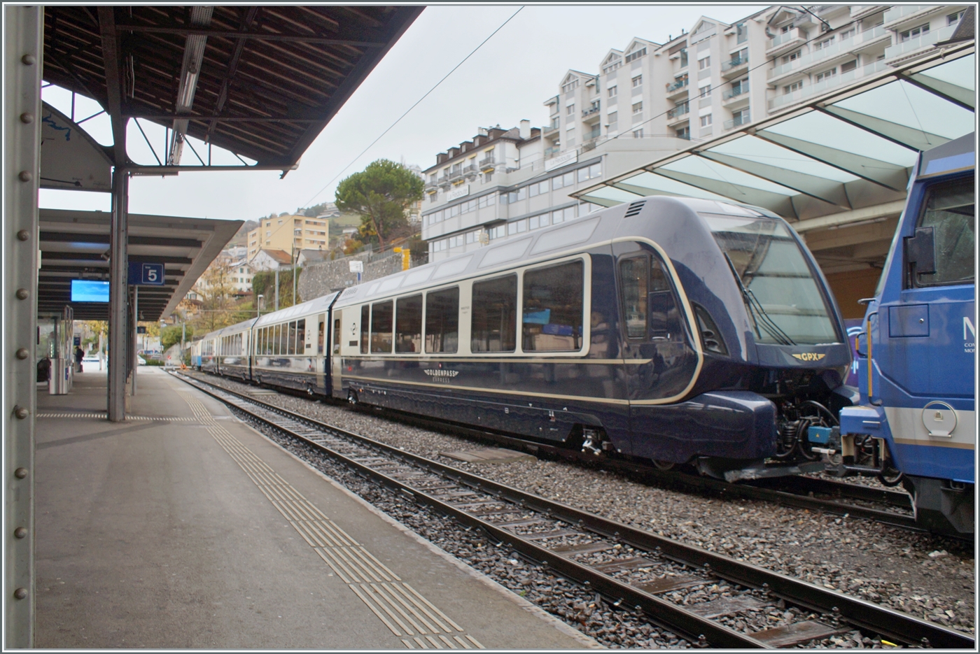 Der MOB/BLS GPX (GoldenPassExpress) besteht z.Z aus nur vier Wagen; es wird interessant sein, wie das Angebot der direkten Verbindung angenommen wird, vorerst wird ja nur mit einem Zugspaar gefahren. 

Montreux, den 9. Dezember 2022 