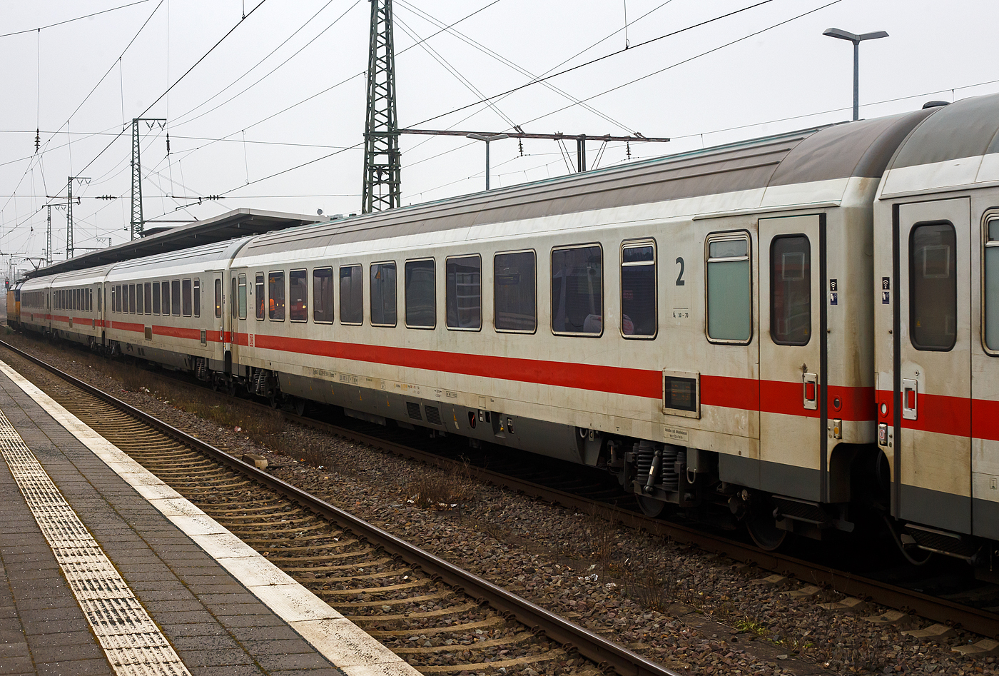 Der modernisierte klimatisierte zweite Klasse IC Großraum-Reisezugwagen, D-DB 61 80 20-91 596-2, der Gattung Bpmmz 284.5, der DB Fernverkehr AG, eingereiht im Zugverband als Wagen Nr. 27 in den IC 146 (Berlin – Amsterdam), am 21 Januar 2025 im Bahnhof Rheine.

Der Wagen ist aus einer Nachfolgeserie der Eurofima-Wagen, er wurde 1983 von LHB - Linke-Hofmann-Busch in Salzgitter-Watenstedt gebaut und als 61 80 20-94 152-1 Bpmz 291.2 an die DB ausgeliefert, zuletzt wurde er 2015/16 modernisiert. Der Wagen ist für eine Höchstgeschwindigkeit von 200 km/h (RIC) zugelassen.

TECHNISCHE DATEN:
Spurweite: 1.435 mm (Normalspur)
Länge über Puffer: 26.400 mm
Wagenkastenlänge: 26.100 mm
Wagenkastenbreite: 2.825 mm
Höhe über Schienenoberkante: 4.050 mm
Drehzapfenabstand: 19.000 mm
Achsstand im Drehgestell: 2.500 mm
Drehgestellbauart: Minden-Deutz 523
Leergewicht: 45 t
Höchstgeschwindigkeit: 200 km/h
Sitzplätze: 80 (in der 2. Klasse)
Abteile: 1 (Großraum)
Toiletten: 2, geschlossenes System
Bremse: KE-GPR-Mg (D) [ep] [NBÜ]