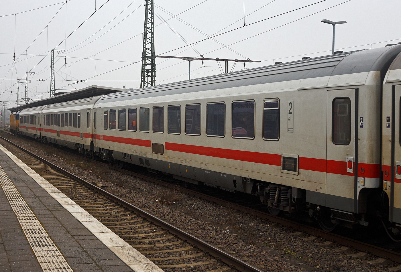 Der modernisierte klimatisierte zweite Klasse IC Gro�raum-Reisezugwagen, D-DB 61 80 20-91 597-0, der Gattung Bpmmz 284.5, der DB Fernverkehr AG, eingereiht im Zugverband als Wagen Nr. 26 in den IC 146 (Berlin – Amsterdam), am 21 Januar 2025 im Bahnhof Rheine.