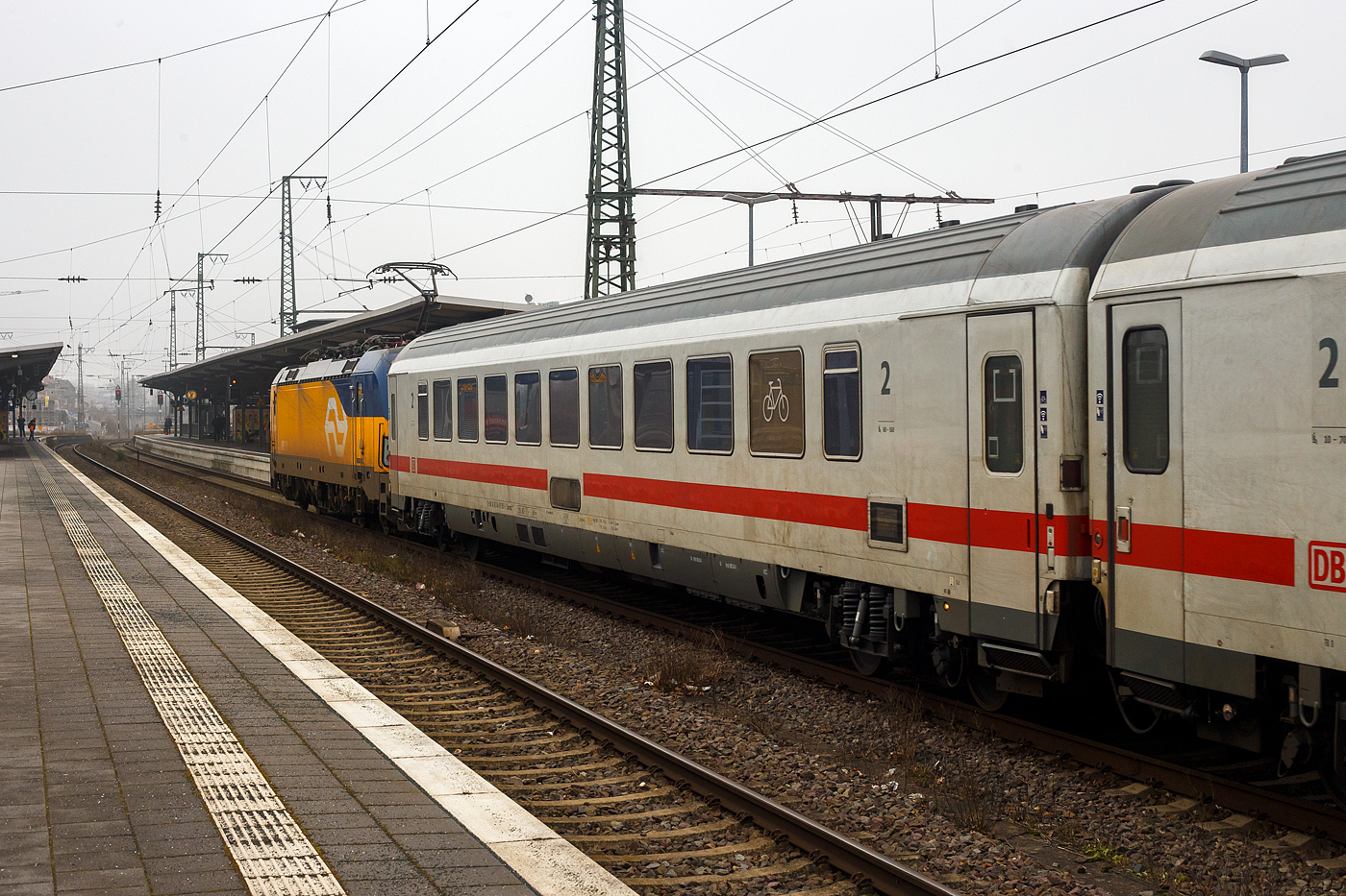 Der modernisierte klimatisierte zweite Klasse IC Gro�raum-Reisezugwagen mit Fahrrad- und Gep�ckabteil, D-DB 61 80 84-91 909-0, der Gattung Bpmmdz 285.9, der DB Fernverkehr AG, direkt hinter der Lok (an die NS 193 766) eingereiht im Zugverband als Wagen Nr. 24 in den IC 146 (Berlin – Amsterdam), am 21 Januar 2025 im Bahnhof Rheine.

Der Wagen ist aus einer Nachfolgeserie der Eurofima-Wagen, er wurde 1984 von der WU – Waggon Union in Berlin gebaut und als 61 80 20-94 253-7 Bpmz 291.2 an die DB ausgeliefert. Der Wagen ist f�r eine H�chstgeschwindigkeit von 200 km/h (RIC) zugelassen.

TECHNISCHE DATEN:
Spurweite: 1.435 mm (Normalspur)
L�nge �ber Puffer: 26.400 mm
Wagenkastenl�nge: 26.100 mm
Wagenkastenbreite: 2.825 mm
H�he �ber Schienenoberkante: 4.050 mm
Drehzapfenabstand: 19.000 mm
Achsstand im Drehgestell: 2.500 mm
Leergewicht: 42 t
H�chstgeschwindigkeit: 200 km/h
Sitzpl�tze: 52 und 7 Klappsitze (in der 2. Klasse)
Fahrradpl�tze: 16
Abteile: 1 
Toiletten: 2