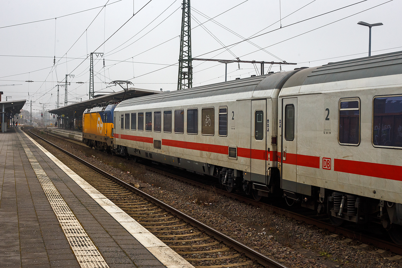 Der modernisierte klimatisierte zweite Klasse IC Gro�raum-Reisezugwagen mit Fahrrad- und Gep�ckabteil, D-DB 61 80 84-91 909-0, der Gattung Bpmmdz 285.9, der DB Fernverkehr AG, direkt hinter der Lok (an die NS 193 766) eingereiht im Zugverband als Wagen Nr. 24 in den IC 146 (Berlin – Amsterdam), am 21 Januar 2025 im Bahnhof Rheine.

Der Wagen ist aus einer Nachfolgeserie der Eurofima-Wagen, er wurde 1984 von der WU – Waggon Union in Berlin gebaut und als 61 80 20-94 253-7 Bpmz 291.2 an die DB ausgeliefert. Der Wagen ist f�r eine H�chstgeschwindigkeit von 200 km/h (RIC) zugelassen.

TECHNISCHE DATEN:
Spurweite: 1.435 mm (Normalspur)
L�nge �ber Puffer: 26.400 mm
Wagenkastenl�nge: 26.100 mm
Wagenkastenbreite: 2.825 mm
H�he �ber Schienenoberkante: 4.050 mm
Drehzapfenabstand: 19.000 mm
Achsstand im Drehgestell: 2.500 mm
Leergewicht: 42 t
H�chstgeschwindigkeit: 200 km/h
Sitzpl�tze: 52 und 7 Klappsitze (in der 2. Klasse)
Fahrradpl�tze: 16
Abteile: 1 
Toiletten: 2