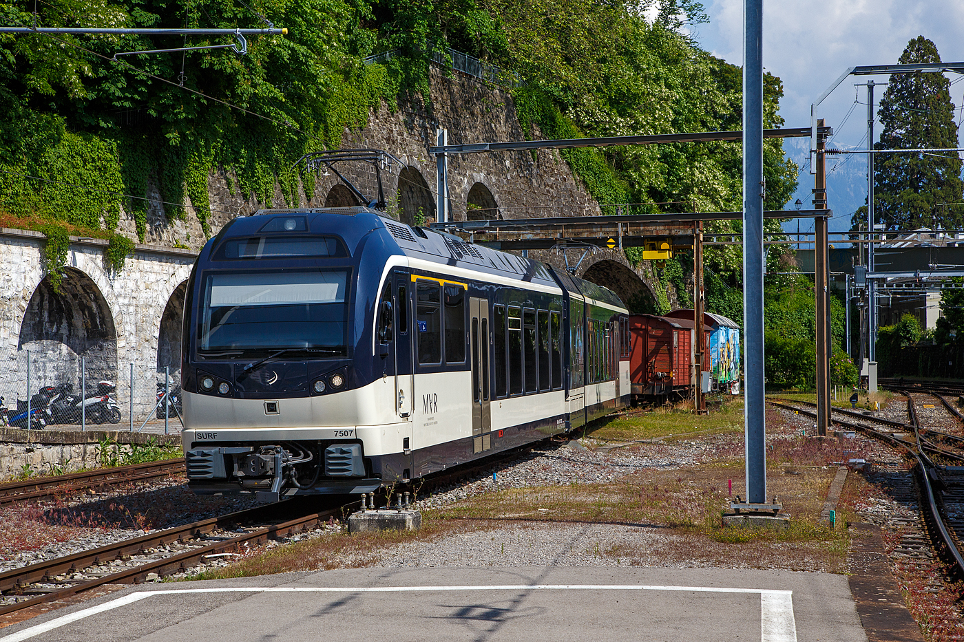 Der MVR (ex CEV) SURF ABeh 2/6 7507 ist am 26 Mai 2023 beim Bahnhof Vevey abgestellt.

SURF steht für Série Unifiée Romande pour Réseau Ferré métrique (Einheitliche Serie für das Westschweizer Meterspurige Schienennetz). Diese ab 2015 gebaute meterspurige Triebzüge mit gemischtem Adhäsions- und Zahnradbetrieb gehören zu den Stadler GTW der 4. Generation.
