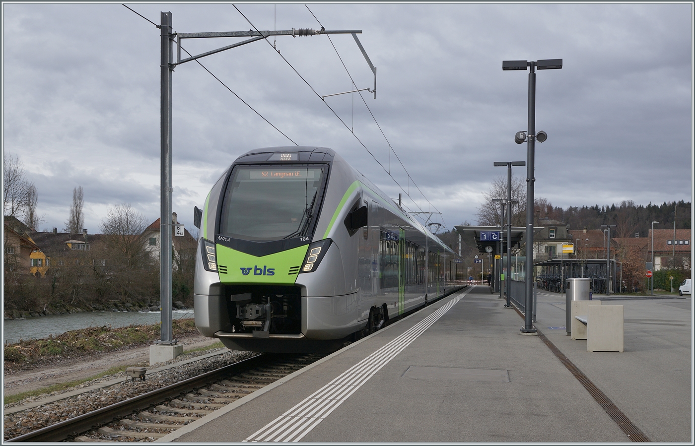 Der neue Bahnhof von Laupen BE mag funktionnel sein, verfügt aber über keinerlei Charme. Um so mehr böte sich der  alte Bahnhof  und die Strecke nach Gümmenen für eine Museumsbahn an... Der BLS RABe 528 104 wartet in Laupen BE auf die Abfahrt als S 2 15243 nach Langnau i.E. via Bern - Konolfingen.

24. Januar 2024