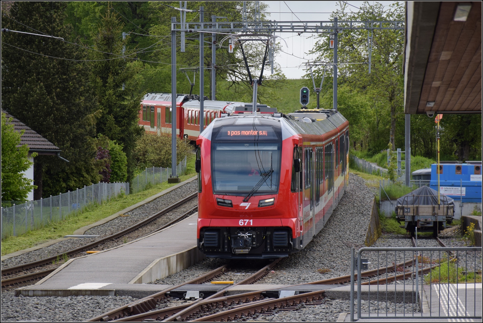 Der Neue der CJ.

Erst daheim habe ich entdeckt, das Bild zeigt den neuen dreiteiligen Zug der CJ. Er dürfte sich wohl ABe 4/12 671 nennen. Eine äusserliche Ähnlichkeit mit dem Capricorn der RhB ist nicht zu übersehen. Les Reusilles, Mai 2024.