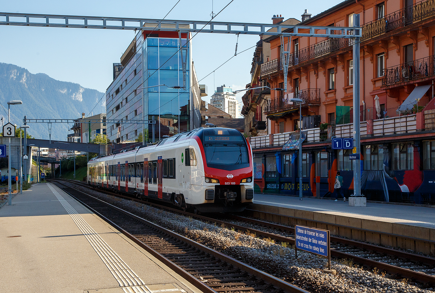 Der neue vierteilige Stadler FLIRT³ (Flirt 3 Vaudoise) SBB RABe 523 103 erreicht 10 September 2023, als S4 von Aigle nach Bussigny der RER Vaud / RER vaudois, den Bahnhof Montreux.

Im Frühjahr 2017 wurden 14 vierteilige Flirt „neue Generation“ im Wert von 125 Mio. Franken für die S-Bahn Waadt bestellt, die 2021 geliefert wurden und die Nummern 523 101–114 erhielten. 