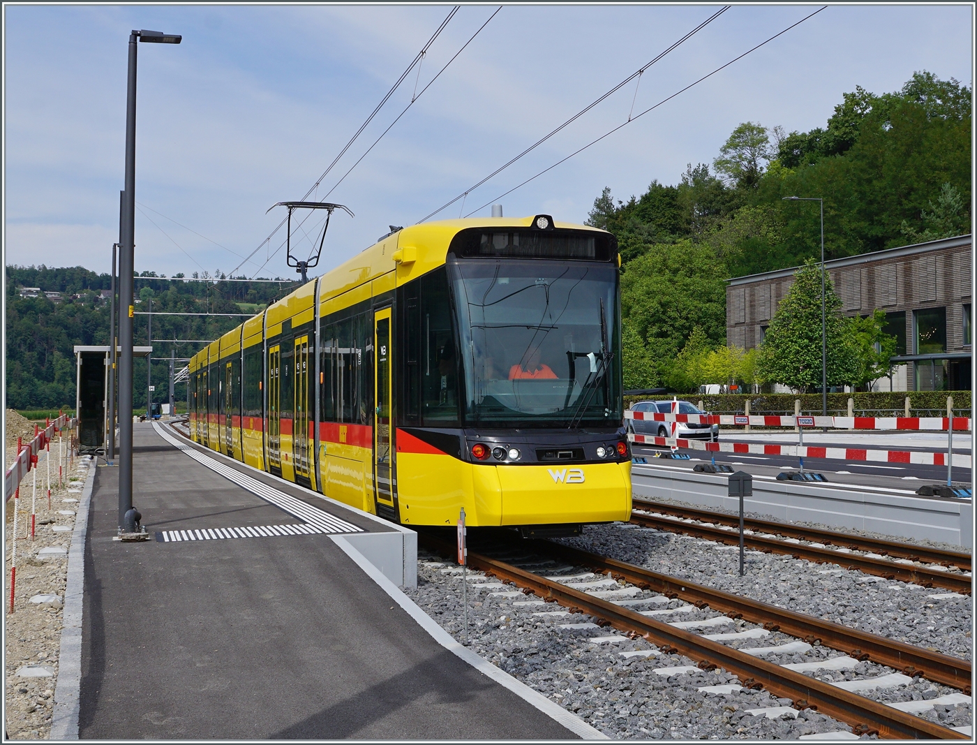 Der neue Waldenburgerbahn WB Be 6/8 101 auf Testfahrt wartet auf den neu verlegten Meterspurgeleisen in Bubendorf Bad auf die Weiterfahrt. Durch die Umspurung von 75 cm auf Meterspur erh�lt das  Waldenburgeli  ein ganz neuen Charakter.

30. August 2022