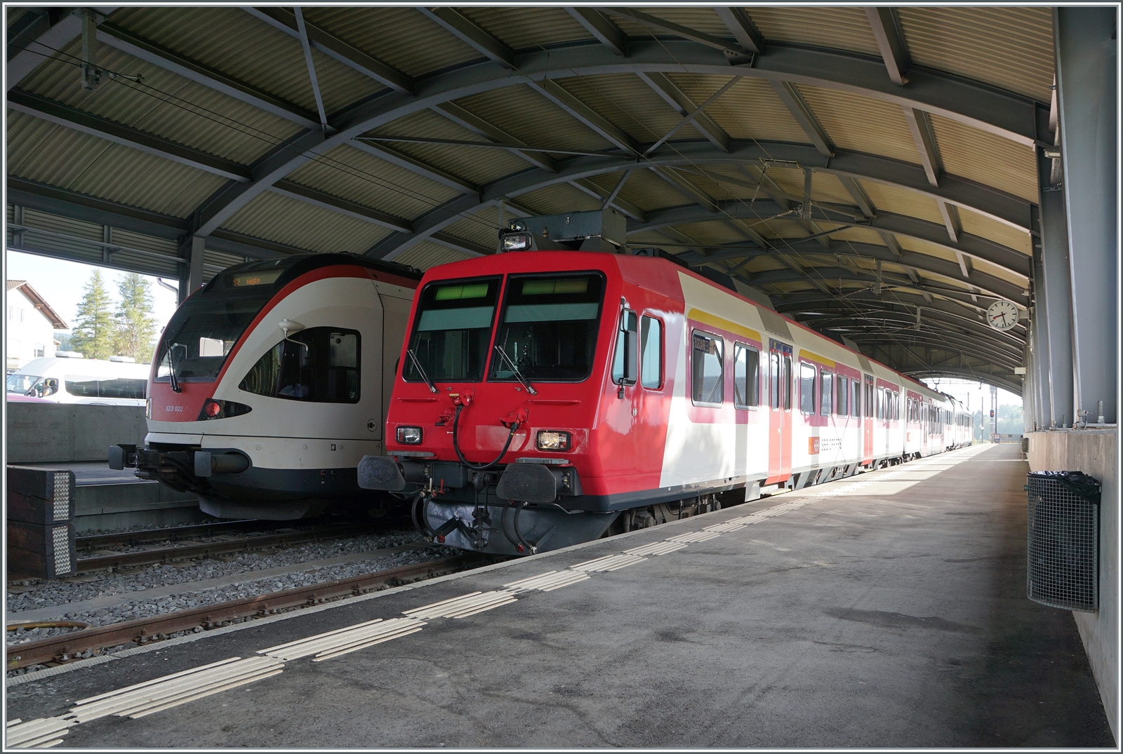 Der neuste  Schülerzug  im Vallée de Joux: Ein SBB (!) Domino in Travys Farbgebung besteht aus dem RBDe 560 384-0 (RBDe 560 DO 94 85 7560 384-0 CH-SBB), dem B NPZ DO 50 85 29-43 384-1 CH-SBB und dem ABt NPZ DO 50 85 39-43 984-6 CH-SBB. Der Domino ist als Regionalzug 7914 soeben von Vallorbe (ab 7:21) in Le Brassus (an 8:01) eingetroffen und wird am Nachmittag (ab 16:02) als Regionalzug 7961 nach Vallorbe zurück fahren. 
Im Hintergrund ein SBB Flirt auf der auf die baldige Rückfahrt nach Aigle wartet.

15. August 2022