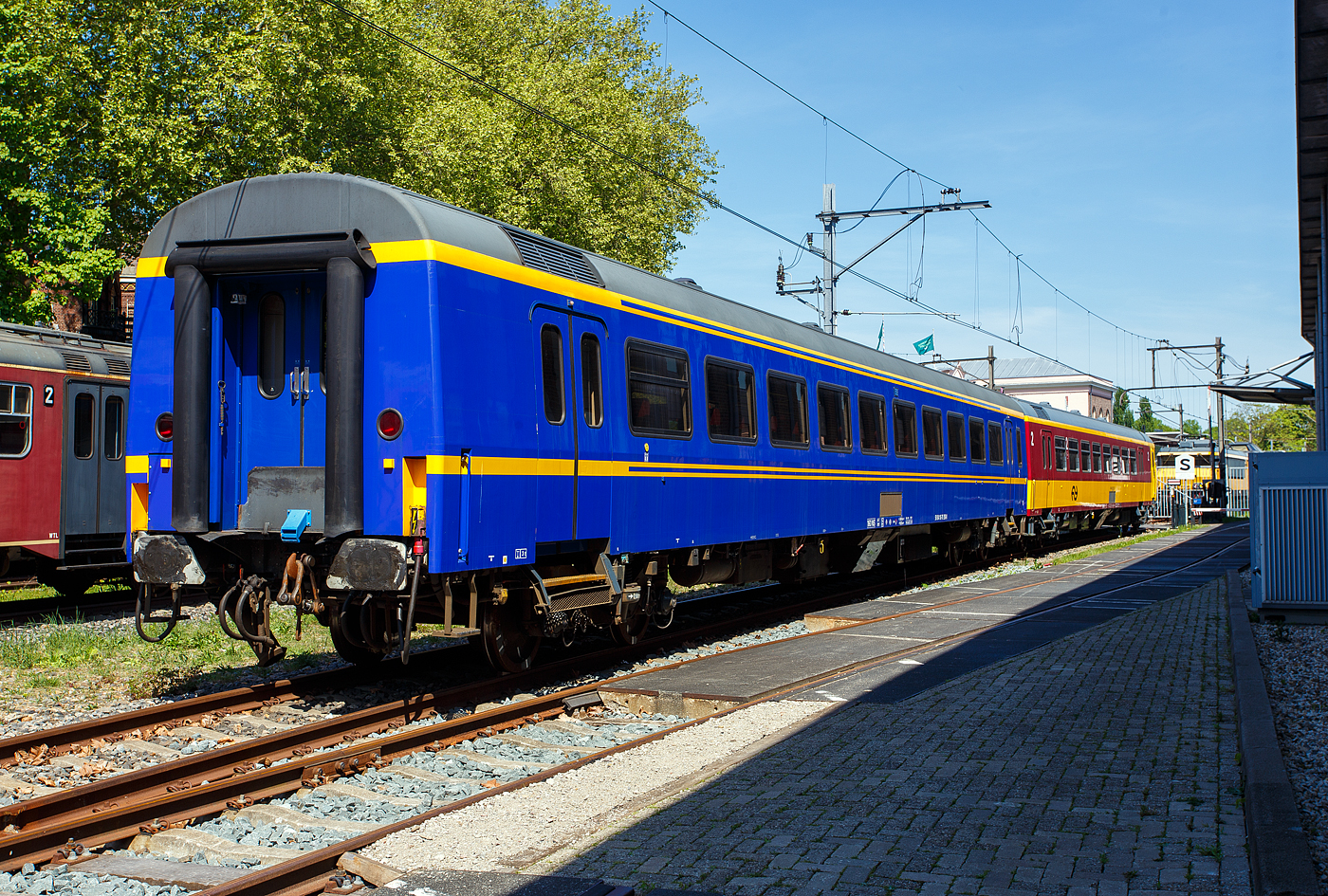 Der NS-Reisezugwagen der 1. Wagenklasse A 50 84 10-70 350-0 (A 10), ex A 50 84 10-70 671-9 ein ICR-Wagen (Intercityrijtuig) vom Type A10 ICR-1-A, am 29 April 2025 im Het Spoorwegmuseum (bis 2005 NSM - Nederlands Spoorwegmuseum / Niederl�ndischen Eisenbahnmuseum) in Utrecht im ehemaligen Bahnhof Maliebaanstation.

Der Wagen wurde 1981 von der Waggonfabrik Talbot GmbH & Co. in Aachen (D) gebaut und an die NS - Nederlandse Spoorwegen (Niederl�ndische Eisenbahnen) geliefert. Der Wagen wurde 2021 umgebaut, zum A 50 84 10-70 350-0 umgezeichnet und Begleitwagen (Sr12) dem k�niglichen Zug „Koninklijke Trein“ hinzugef�gt und bis 2023 eingesetzt. Fast 160mal fuhr die K�nigsfamilie mit dem Koninklijke trein (Hofzug), da dieser am Ende seiner Lebensdauer angekommen sei, wurde er von der NS eingestellt/ausgemustert. Im Jahr 2024 wird der Wagen zusammen mit dem k�niglichen Wagen 61 84 89-70 003-8 (Sr10) an das Eisenbahnmuseum �bergeben. Zu gegebener Zeit wird der Wagen wieder das Aussehen eines normalen Erste-Klasse-Wagens erhalten.

TECHNISCHE DATEN:
Spurweite: 1.435 mm (Normalspur)
Achsfolge: 2'2'
L�nge �ber Puffer: 26.400 mm
Wagenkastenl�nge: 26.100 mm
Wagenkastenbreite: 2.820 mm
H�he �ber Schienenoberkante: 3.930 mm
Drehzapfenabstand: 19.000 mm
Leergewicht: 44 t
H�chstgeschwindigkeit: 160 km/h
Sitzpl�tze: 69
Bremse: O-R-A (D)
