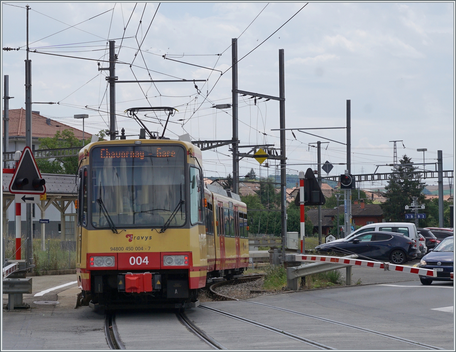 Der OC/TRAVAYS Be 4/8 004 (0948000 450 004-7 GT8-100D/2S) ist in Chavornay angekommen und wird in Kürze nach Orbe zurückfahren. Gut zu erkennen das  Bügelsenksignal ; ist doch die OC mit Gleichstrom elektrifiziert. A propos Fahrleitung, einige Tage nach dieser Aufnahme blieb leider der Pantograf mit den wohl etwas zu kleinen Hörnern in der Fahrleitung hängen; und die doch recht kleinen Hörner sind auf diesem Bild doch recht gut zu erkennen. 

4. Juli 2022 
