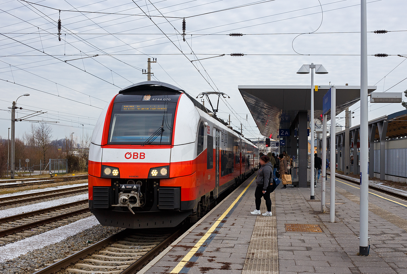 Der ÖBB „Cityjet“ 4744 070 / 7044 070 / 4744 570 „Austrian Spirit“ erreicht am 14 Januar 2025, als REX 70 (3418), von Linz Hbf über Attnang-Puchheim und Bad Ischl nach Stainach-Irdning, den Bahnhof Gmunden. 

Die Triebwagen der Reihen 4744 (wie auch 4746 und 4748) der Österreichischen Bundesbahnen (ÖBB) sind elektrische Triebzüge, die im S-Bahn- sowie Regionalverkehr eingesetzt werden. Der Einsatz im Planverkehr der Reihe 4746 begann im Dezember 2015, der der Reihe 4744 im Oktober 2016 und jener der Reihe 4748 im Dezember 2022. Die Züge basieren auf der Plattform Desiro ML (MainLine) von Siemens Mobility und wurden von ÖBB-Technische Services im Werk Jedlersdorf in Wien endmontiert.

Die Triebzüge der Reihe 4744 bestehen aus drei Wagen, einem Endwagen mit Stromabnehmer 4744.0, einem Mittelwagen 7044.0 und einem zweiten Endwagen 4744.5. Sie haben insgesamt vier Einstiegsbereiche (vier Türen pro Zugseite) und bieten 254 Sitzplätze. Sie bieten drei Mehrzweckbereiche, beispielsweise für Rollstühle, Kinderwagen und Fahrräder. Die Ausstattung der Züge umfasst eine barrierefreie sowie eine Standardtoilette. Der Fahrgastbereich ist mit einer tageszeitgesteuerten Beleuchtung, Tischen und Monitoren ausgestattet. Die Züge sind mit WLAN ausgestattet.
	
TECHNISCHE DATEN:
Spurweite:1.435 mm (Normalspur)
Gattung: B4mpzET
Achsfolge: Bo‘Bo‘+2‘2‘+Bo‘Bo‘
Länge (über Kupplung): 75.152 mm
Drehzapfenabstand: 16.240 mm
Achsabstand im Drehgestell: 2.300 mm
Treibraddurchmesser: 	850 mm (neu)
Laufraddurchmesser: 760 mm (neu)
Leergewicht: 145 t
Antriebsleistung: 2.600 kW 
Anfahrzugkraft: 170 kN
Höchstgeschwindigkeit: 160 km/h 
Anfahrbeschleunigung: 1,1 m/s² 
Stromsystem: 15 kV 16,7 Hz AC  und 25 kV, 50 Hz AC
Fußbodenhöhe: 600 mm
Fahrgastkapazität: 254 Sitzplätze 
Max. Achslast: kleiner 17 t
Kleinster bef. Halbmesser: R = 125 m
