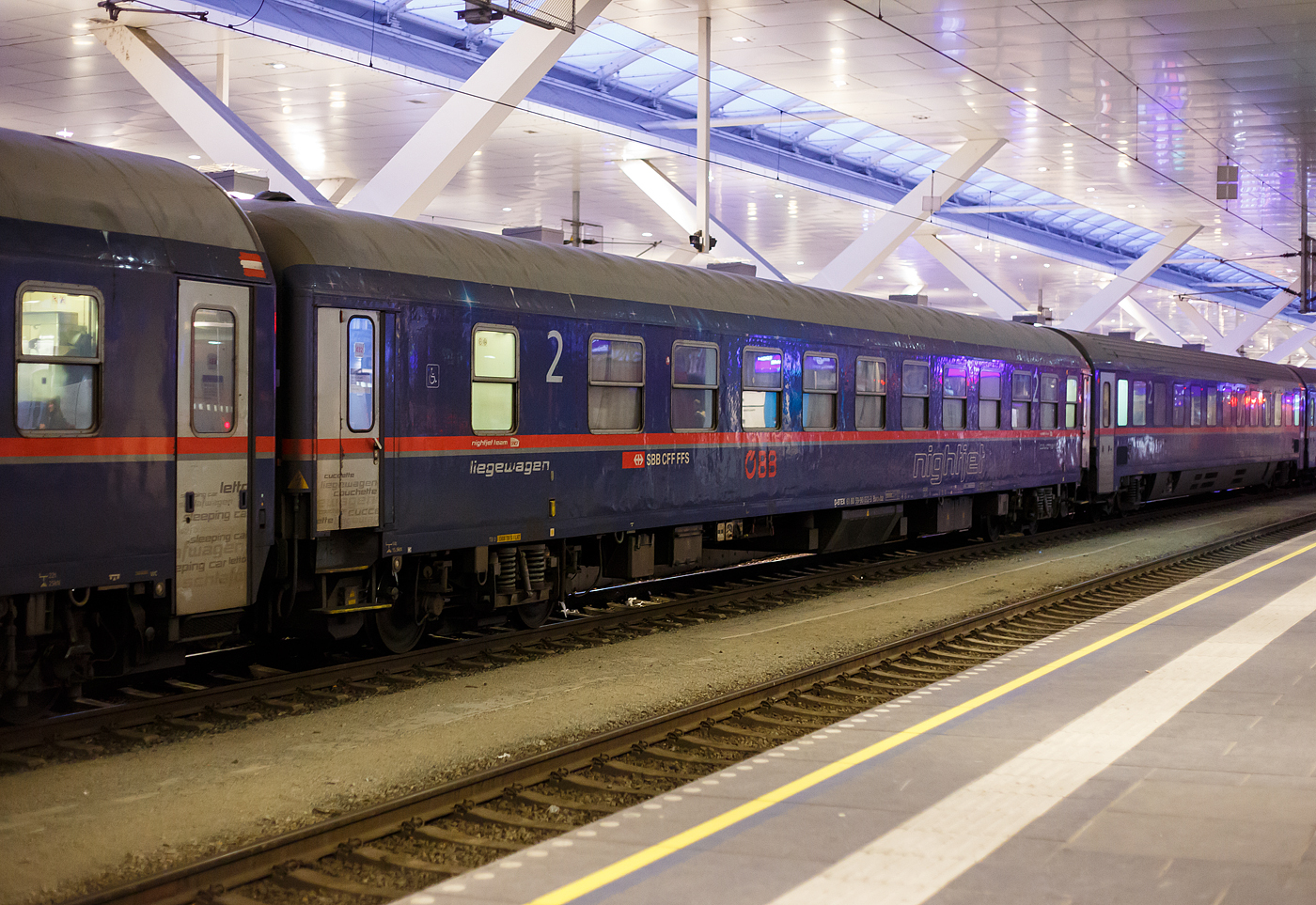Der ÖBB Nightjet 2.Klasse Liegewagen, eingestellt über BTE BahnTouristikExpress GmbH als D-BTEX 61 80 59-90 032-3 der Gattung Bvcmbz, eingereiht in den ÖBB-Nightjet NJ 40425 von Brüssel Midi nach Wien Hbf, am 14 Januar 2025 im Hauptbahnhof Salzburg.

Der Wagen wurde bereit 1966 von der damaligen Deutsche Waggon- und Maschinenfabriken (DWM) in Berlin (später Waggon Union) gebaut und als 51 80 50-40 321-2 Bcm 243 an die Deutsche Bundesbahn geliefert, 

TECHNISCHE DATEN:
Gattung/Bauart: Bvcmbz 249.1
Spurweite: 1.435 mm (Normalspur)
Länge über Puffer: 26.400 mm
Wagenkastenlänge: 26.100 mm
Wagenkastenbreite: 2.818 mm
Höhe über Schienenoberkante: 4.250 mm
Drehzapfenabstand: 19.000 mm
Achsstand im Drehgestell: 2.500 mm
Leergewicht: 44 t
Höchstgeschwindigkeit: 200 km/h
Plätze: max. 50, davon zwei für Behinderte 
Abteile:  8 á 6 Plätze, 1 mit 2 Plätze für Behinderte, 1 Dienstraum
Alle Abteile können als 4er Belegung oder Privatabteil gebucht werden.
Toiletten: 2 (geschlossenes System), davon eine Rollstuhlgerecht 
Waschräume: 2
Dienstraum: ja
Bremse: KE-PR-Mg (D)