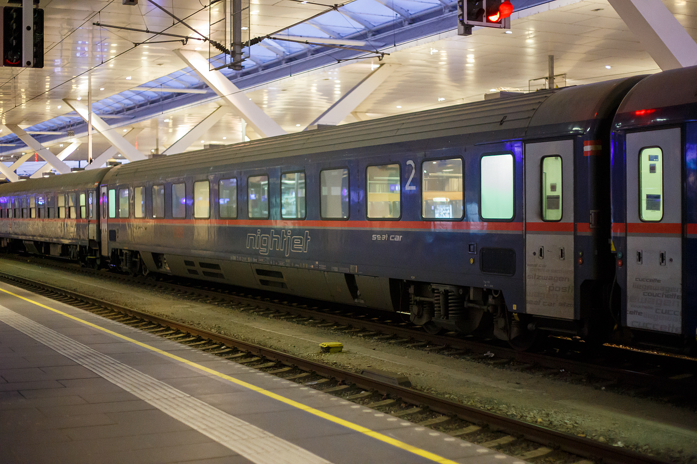 Der ÖBB Nightjet 2.Klasse Sitzwagen, A-ÖBB 73 81 21-91 183-3 der Gattung Bmz, eingereiht in den ÖBB-Nightjet NJ 40425 von Brüssel Midi nach Wien Hbf, am 14 Januar 2025 im Hauptbahnhof Salzburg.

Der Wagen wurde ca. 1990 von der Simmering-Graz-Pauker AG im Werk Graz gebaut. 

TECHNISCHE DATEN:
Spurweite: 1.435 mm
Länge über Puffer: 26.400 mm
Wagenkastenlänge: 26.100 mm
Wagenkastenbreite: 2.818 mm
Höhe über Schienenoberkante: 4.250 mm
Drehzapfenabstand: 19.000 mm
Achsstand im Drehgestell: 2.500 mm
Leergewicht: 52 t;
Höchstgeschwindigkeit: 200 km/h
Sitzplätze: 66 
Abteile:  11 á 6 Personen 
Toiletten: 2
Dienstraum: nein
Bremse: O-PR-Mg (D)