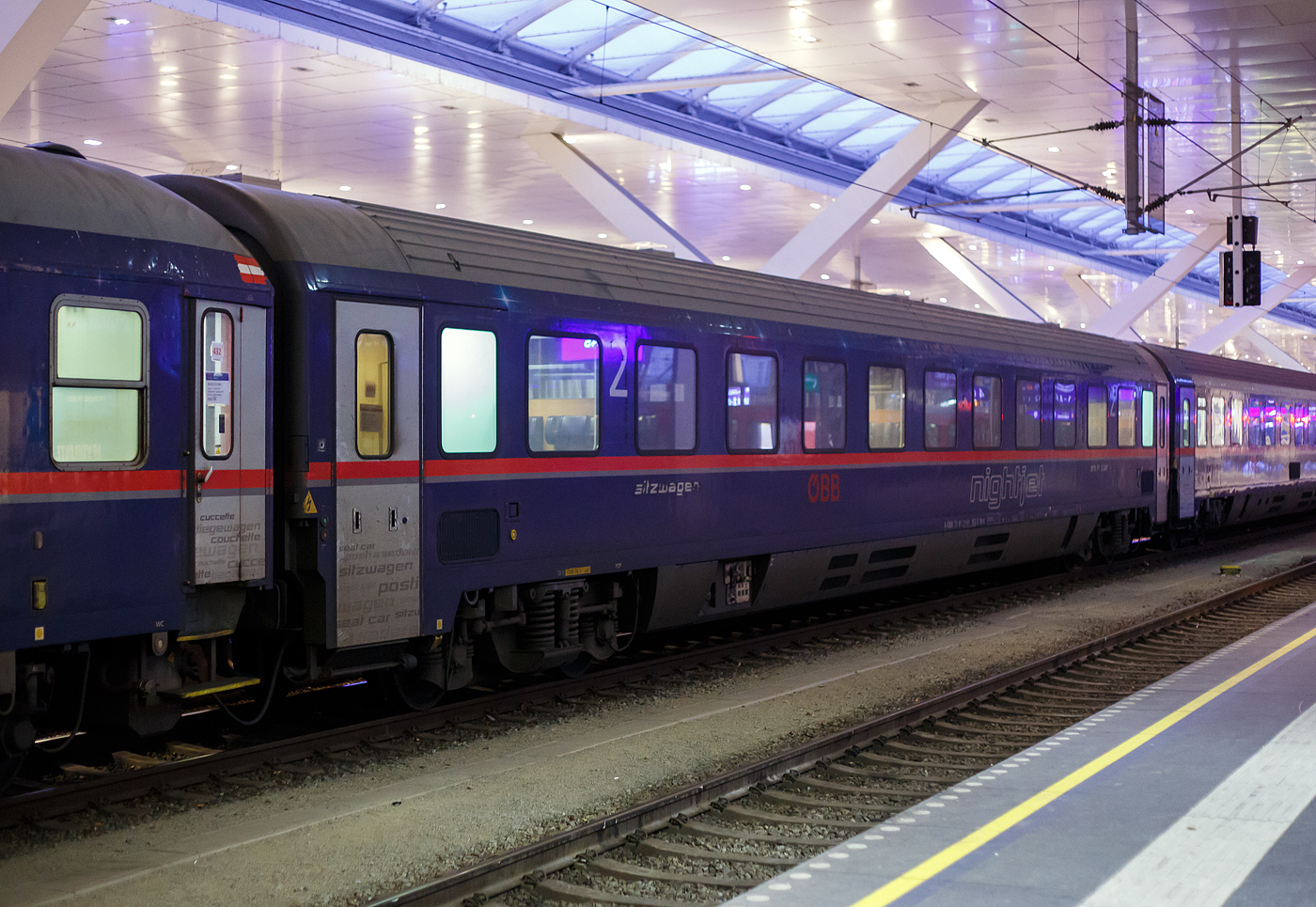 Der �BB Nightjet 2.Klasse Sitzwagen, A-�BB 73 81 21-91 183-3 der Gattung Bmz, eingereiht in den �BB-Nightjet NJ 40425 von Br�ssel Midi nach Wien Hbf, am 14 Januar 2025 im Hauptbahnhof Salzburg.

Der Wagen wurde ca. 1990 von der Simmering-Graz-Pauker AG im Werk Graz gebaut. 

TECHNISCHE DATEN:
Spurweite: 1.435 mm
L�nge �ber Puffer: 26.400 mm
Wagenkastenl�nge: 26.100 mm
Wagenkastenbreite: 2.818 mm
H�he �ber Schienenoberkante: 4.250 mm
Drehzapfenabstand: 19.000 mm
Achsstand im Drehgestell: 2.500 mm
Leergewicht: 52 t;
H�chstgeschwindigkeit: 200 km/h
Sitzpl�tze: 66 
Abteile:  11 � 6 Personen 
Toiletten: 2
Dienstraum: nein
Bremse: O-PR-Mg (D)