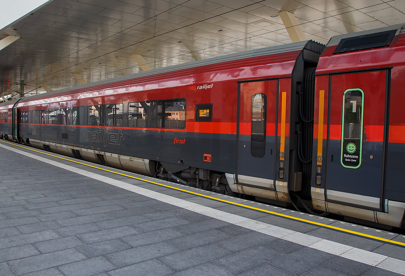 Der ÖBB-Railjet  1. Klasse Wagen (first) A-ÖBB 73 81 19-90 635-7 Ampz am 12.09.2022 im Hauptbahnhof Salzburg.

Von diesen Wagen wurden 51Stück zwischen 2008 und 2014 von Siemens in Wien (ehemals SGP - Simmering-Graz-Pauker AG) gebaut. Der Wagenkasten ist eine Schweißkonstruktion aus Profilen und Blechen (Differentialbauweise). Die Einzelteile sind mehrheitlich aus Baustahl und ferritischem rostfreien Stahl hergestellt.

Der Untergestell-Rahmen ist eine Schweißkonstruktion, bestehend aus gewalzten Stahlprofilen, Abkantprofilen und Stahlblechteilen. Der Untergestell-Rahmen bildet mit den Seitenwänden, dem Dach und den Stirnwänden eine tragende Einheit. Ein Wellblech an der Unterseite dieser Konstruktion schließt das Untergestell ab. An den beiden Wagenenden befinden sich die Kopfstücke für die Aufnahme der Kurzkupplung.

Fahrwerk          
Die Drehgestellfamilie SF400, luftgefederte Laufdrehgestelle, wurde für den Einsatz in lokbespannten Reisezügen im Wendezugbetrieb entwickelt. Optimales Laufverhalten im Hinblick auf Stabilität, Komfort und Entgleisungssicherheit sowie hohe Zuverlässigkeit und niedrige Betriebskosten sind Merkmale dieses Drehgestelltyps.   
Das gegenständliche Drehgestell SF400 ÖBB-railjet ist ein Drehgestell mit drei Bremsscheiben, Magnetschienenbremse (außer Afmpz am WE 2) und ist lauf- und bremstechnisch abgestimmt auf eine max. Betriebsgeschwindigkeit von 230 km/h.                      

Das Drehgestell besteht aus den folgenden Hauptkomponenten:
- Drehgestellrahmen
- Laufradsatz, Radsatzlager, Radsatzführung/Primärfeder
- Luftfedersystem, Querfeder, Drehdämpfer, Wankstabilisator
- Längsmitnahme, Querspielbegrenzung, Drehzapfen
- Scheibenbremse, Parkbremse (Federspeicherbremse), MG-Bremse
- Zugsicherung (Antennen, nur Steuerwagen Afmpz)
- Sandung (nur Steuerwagen Afmpz), Spurkranzschmierung
(nur Steuerwagen Afmpz)
- Druckluftverrohrung, Verkabelung, Erdungskontakt

TECHNISCHE DATEN (Ampz): 
Spurweite 1.435 mm
Länge über Puffer: 26.500 mm
Drehzapfenabstand: 19.000 mm 
Achsabstand im Drehgestell: 2.500 mm 
Raddurchmesser: 920 mm (neu) / 860 mm (abgenutzt)
Drehgestell: SF400
Wagenhöhe über SO: 4.050 mm
Wagenbreite: 2.825 mm
Fußbodenhöhe Abteil über SO: 1.250 mm
Lichte Weite Einstieg: 2 x 850 mm
Lichte Weite Übergang: 1.100 mm
Höchstgeschwindigkeit: 230 km/h (lauftechnisch 250 km/h möglich)
Geschwindigkeit beträgt 250 km/h
Min. Kurvenradius: 150 m
Eigengewicht: 50  t
Sitzplätze: 55 (First Class / 1.Klasse)
Toiletten: 2
Bremse: KE-PR-Mg (D) 
Bremsanlage: 3 Scheiben pro Achse + Mg