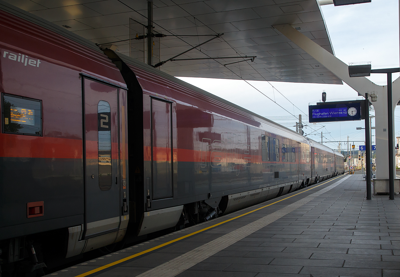 Der ÖBB-Railjet 1. Klasse-Wagen /Speisewagen A-ÖBB 73 81 85-90 535-8  ARbmpz am 12.09.2022 im Hauptbahnhof Salzburg.
Von diesen Wagen wurden 60 Stück zwischen 2008 und 2016 von Siemens in Wien (ehemals SGP - Simmering-Graz-Pauker AG) gebaut.

Der ARbmpz-Wagen verfügt über ein Restaurant mit Küche und 14 Sitzplätzen. Die Toiletten ist Rollstuhlgerecht, zudem gibt es einen Infopoint. Die Einstiege des ARbmpz-Wagens sind mit Behindertenliften ausgerüstet, die unmittelbar an den Rollstuhlbereich angrenzen und über die den Rollstuhlfahrern der Zugang ins Fahrzeug vom Bahnsteig aus ermöglicht wird. Die Bedienung des Behindertenlifts erfolgt ausschließlich durch geschultes Personal (Zugbegleiter). Die Tragkraft des Behindertenliftes beträgt 300 kg. Der ARbmpz-Wagen ist am Wagenende 1 mit Ladetüren ausgerüstet, über die der Wagen mit den Catering-Trolleys für das Restaurant beladen werden kann. Der Wagen hat 10 Sitzplätze in der First Class, davon sind zwei Klappsitze. Wenn die zwei Klappsitze nicht genutzt werden, stehen drei Rollstuhlplätze zur Verfügung.

Der Wagenkasten ist eine Schweißkonstruktion aus Profilen und Blechen (Differentialbauweise). Die Einzelteile sind mehrheitlich aus Baustahl und ferritischem rostfreien Stahl hergestellt. Der Untergestell-Rahmen ist eine Schweißkonstruktion, bestehend aus gewalzten Stahlprofilen, Abkantprofilen und Stahlblechteilen. Der Untergestell-Rahmen bildet mit den Seitenwänden, dem Dach und den Stirnwänden eine tragende Einheit. Ein Wellblech an der Unterseite dieser Konstruktion schließt das Untergestell ab. An den beiden Wagenenden befinden sich die Kopfstücke für die Aufnahme der Kurzkupplung.

Fahrwerk          
Die Drehgestellfamilie SF400, luftgefederte Laufdrehgestelle, wurde für den Einsatz in lokbespannten Reisezügen im Wendezugbetrieb entwickelt. Optimales Laufverhalten im Hinblick auf Stabilität, Komfort und Entgleisungssicherheit sowie hohe Zuverlässigkeit und niedrige Betriebskosten sind Merkmale dieses Drehgestelltyps.   
Das gegenständliche Drehgestell SF400 ÖBB-railjet ist ein Drehgestell mit drei Bremsscheiben, Magnetschienenbremse und ist lauf- und bremstechnisch abgestimmt auf eine max. Betriebsgeschwindigkeit von 230 km/h.                      

Das Drehgestell besteht aus den folgenden Hauptkomponenten:
- Drehgestellrahmen
- Laufradsatz, Radsatzlager, Radsatzführung/Primärfeder
- Luftfedersystem, Querfeder, Drehdämpfer, Wankstabilisator
- Längsmitnahme, Querspielbegrenzung, Drehzapfen
- Scheibenbremse, Parkbremse (Federspeicherbremse), MG-Bremse
- Zugsicherung (Antennen, nur Steuerwagen Afmpz)
- Sandung (nur Steuerwagen Afmpz), Spurkranzschmierung
(nur Steuerwagen Afmpz)
- Druckluftverrohrung, Verkabelung, Erdungskontakt

TECHNISCHE DATEN (ARbmpz): 
Spurweite 1.435 mm
Länge über Puffer: 26.500 mm
Drehzapfenabstand: 19.000 mm 
Achsabstand im Drehgestell: 2.500 mm 
Raddurchmesser: 920 mm (neu) / 860 mm (abgenutzt)
Drehgestell: SF400
Wagenhöhe über SO: 4.050 mm
Wagenbreite: 2.825 mm
Fußbodenhöhe Abteil über SO: 1.250 mm
Lichte Weite Einstieg: 1 x 850 mm
Lichte Weite Übergang: 1.100 mm
Höchstgeschwindigkeit: 230 km/h (lauftechnisch 250 km/h möglich)
Min. Kurvenradius: 150 m
Eigengewicht: 52  t
Sitzplätze: 10 (First Class / 1.Klasse) / 3 Rollstuhlplätze / 14 Restaurant
Toiletten: 1 (Rollstuhlgerecht)
Bremse: KE-PR-Mg (D) 
Bremsanlage: 3 Scheiben pro Achse + Mg