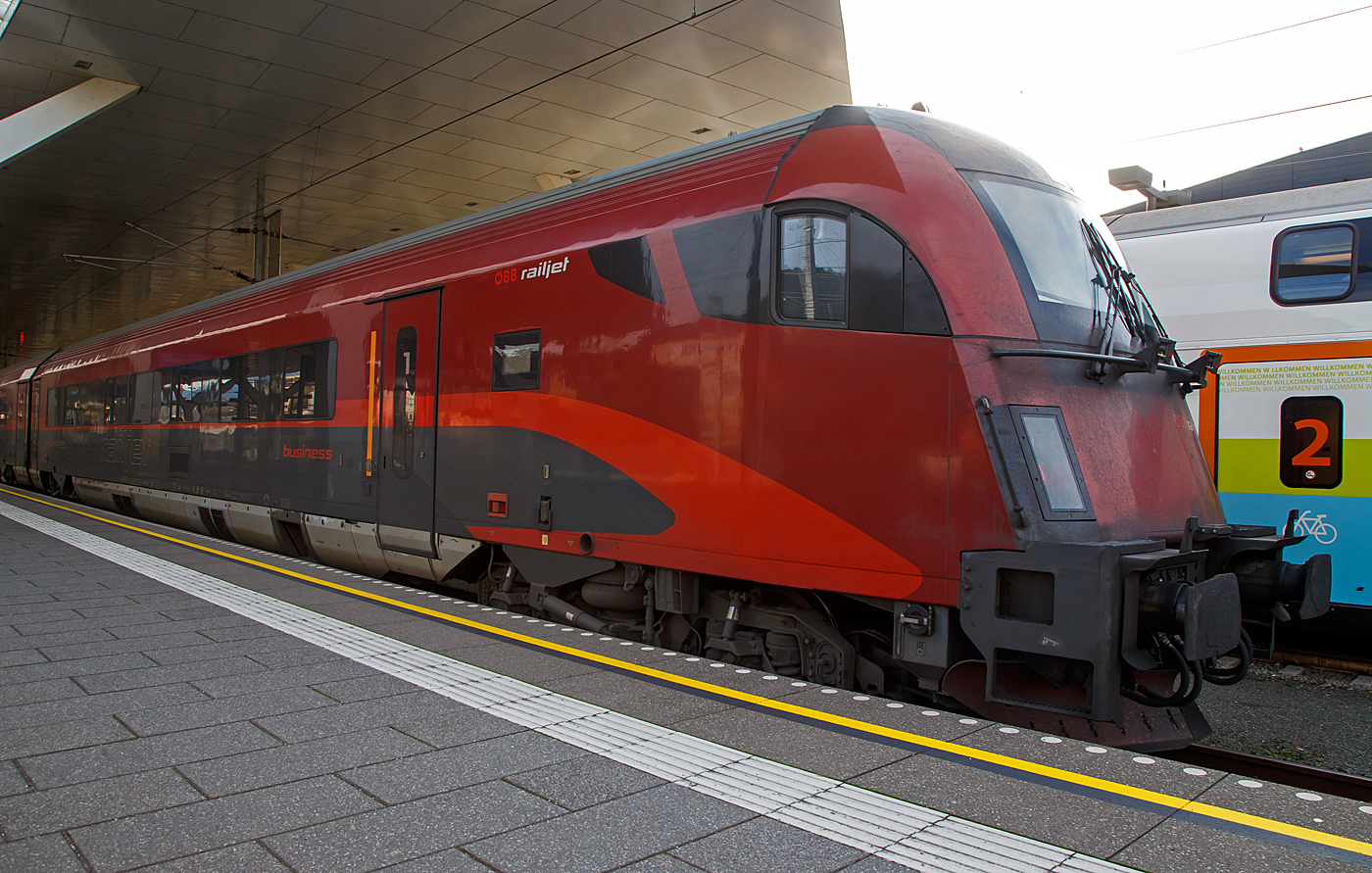 Der ÖBB-Railjet-Steuerwagen (Premium / 1. Klasse) A-ÖBB 73 81 80-90 735-9 Afmpz am 12.09.2022 im Hauptbahnhof Salzburg. 

Von diesen Wagen wurden 51Stück zwischen 2008 und 2014 von Siemens in Wien (ehemals SGP - Simmering-Graz-Pauker AG) gebaut. 

Zwischen dem Großraumabteil (11 Sitzplätzen) der First Class (1. Klasse) und den Abteilen (ges. 16 Sitzplätzen) der Business Class (1. Klasse plus) befindet sich eine kleine Küche. Die Business Class des ÖBB Railjet kann für einen Aufpreis auf ein First-Class Ticket genutzt werden.

Der Wagenkasten ist eine Schweißkonstruktion aus Profilen und Blechen (Differentialbauweise). Die Einzelteile sind mehrheitlich aus Baustahl und ferritischem rostfreien Stahl hergestellt.

Der Untergestell-Rahmen ist eine Schweißkonstruktion, bestehend aus gewalzten Stahlprofilen, Abkantprofilen und Stahlblechteilen. Der Untergestell-Rahmen bildet mit den Seitenwänden, dem Dach und den Stirnwänden eine tragende Einheit. Ein Wellblech an der Unterseite dieser Konstruktion schließt das Untergestell ab. 

Fahrwerk          
Die Drehgestellfamilie SF400, luftgefederte Laufdrehgestelle, wurde für den Einsatz in lokbespannten Reisezügen im Wendezugbetrieb entwickelt. Optimales Laufverhalten im Hinblick auf Stabilität, Komfort und Entgleisungssicherheit sowie hohe Zuverlässigkeit und niedrige Betriebskosten sind Merkmale dieses Drehgestelltyps.   
Das gegenständliche Drehgestell SF400 ÖBB-railjet ist ein Drehgestell mit drei Bremsscheiben, Magnetschienenbremse (außer Afmpz am WE 2) und ist lauf- und bremstechnisch abgestimmt auf eine max. Betriebsgeschwindigkeit von 230 km/h.                      

Das Drehgestell besteht aus den folgenden Hauptkomponenten:
- Drehgestellrahmen
- Laufradsatz, Radsatzlager, Radsatzführung/Primärfeder
- Luftfedersystem, Querfeder, Drehdämpfer, Wankstabilisator
- Längsmitnahme, Querspielbegrenzung, Drehzapfen
- Scheibenbremse, Parkbremse (Federspeicherbremse), MG-Bremse
- Zugsicherung (Antennen, nur Steuerwagen Afmpz)
- Sandung (nur Steuerwagen Afmpz), Spurkranzschmierung
(nur Steuerwagen Afmpz)
- Druckluftverrohrung, Verkabelung, Erdungskontakt

TECHNISCHE DATEN (Afmpz 8090.7): 
Spurweite 1.435 mm
Länge über Puffer: 26.850 mm
Wagenkastenlänge: 26.409 mm 
Drehzapfenabstand: 19.000 mm 
Achsabstand im Drehgestell: 2.500 mm 
Raddurchmesser: 920 mm (neu) / 860 mm (abgenutzt)
Drehgestell: SF400
Wagenhöhe über SO: 4.050 mm
Wagenbreite: 2.825 mm
Fußbodenhöhe Abteil über SO: 1.250 mm
Lichte Weite Einstieg: 2 x 850 mm
Lichte Weite Übergang: 1.100 mm
Höchstgeschwindigkeit: 230 km/h (lauftechnisch 250 km/h möglich)
Min. Kurvenradius: 150 m
Eigengewicht: 56 t
Sitzplätze: 27 (16 Business Class, 11 First Class)
Toiletten: 1
Bremse: KE-PR-Mg (D) 
Bremsanlage: 3 Scheiben pro Achse + Mg
