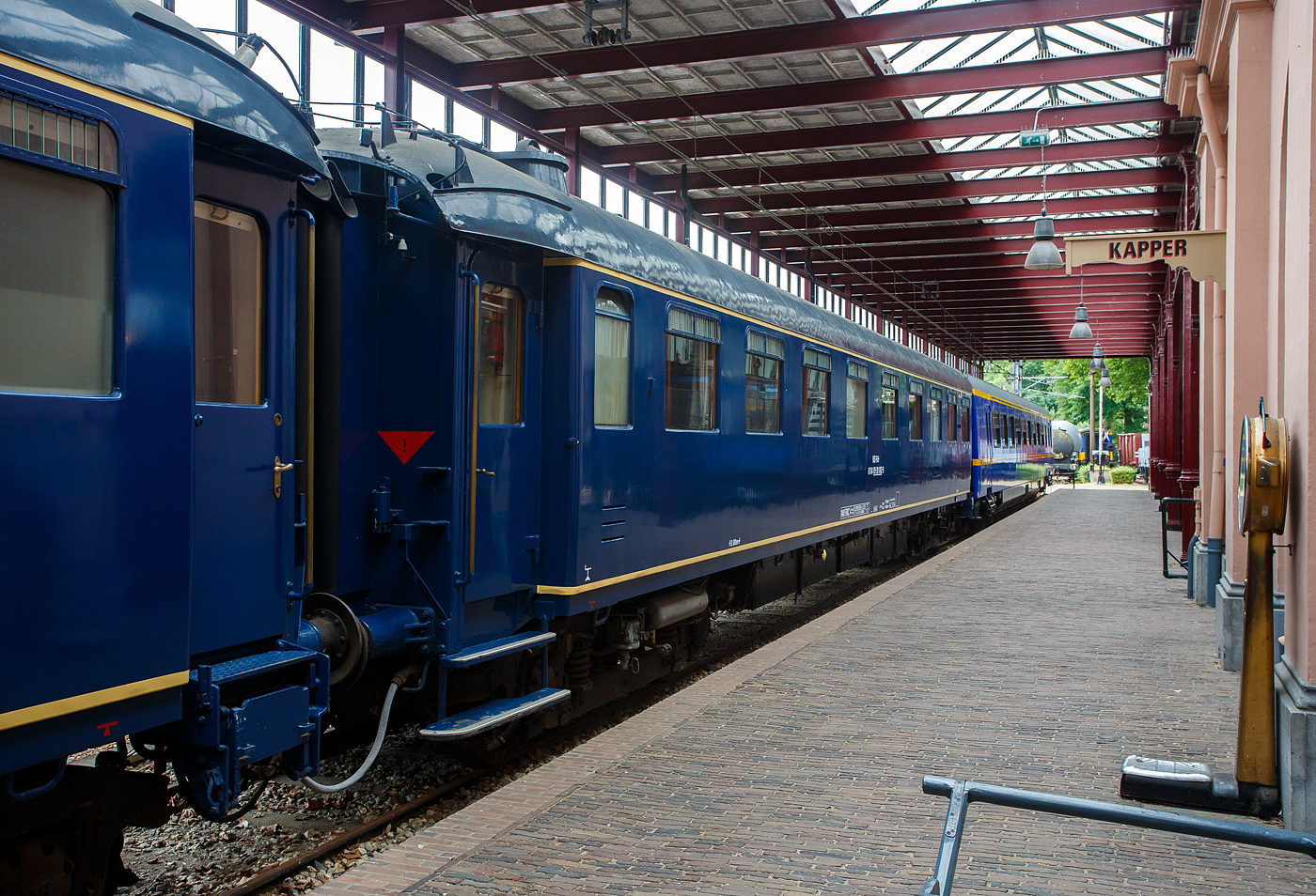 Der Personenwagen NL-NS 61 84 89-30 002-9 (Sr 8) Salonwagen Prinz Bernhard (Prinzgemahl der Königin Juliana der Niederlande) vom königlichen Zug „Koninklijke Trein“ (Hofzug) am 24. Juni 2025 im Het Spoorwegmuseum (bis 2005 NSM - Nederlands Spoorwegmuseum / Niederländischen Eisenbahnmuseum) in Utrecht im ehemaligen Bahnhof Maliebaan. Sr steht für Salonrijtuig in Deutsch Salonwagen.

Der Wagen wurde 1932 von Werkspoor NV in Utrecht gebaut und als 1./2. Klasse Personenwagen AB 7522 an die NS geliefert. 1952/53 wurde der Wagen von Beijnes (Koninklijke Fabriek van Rijtuigen en Spoorwagens J.J. Beijnes) in Haarlem, im Auftrag der niederländischen Regierung, zum Salonwagen Sr 8 umgebaut. 1967 erhielt er die Nummer 61 84 89-40 002-7 gemäß dem einheitlichen Kodierungssystem, wie die anderen Wagen des königlichen Zuges besaß auch der Sr 8 eine europäische Zulassung. Im Jahr seiner Außerdienststellung 1993 wurde diese Nummer in 61 84 89-30 002-9 geändert und kam 1994 ins Eisenbahnmuseum.

Der Sr 8 verfügt über ein Arbeitszimmer, ein Zimmer für das Dienstpersonal der Prinzessinnen, zwei Schlafzimmer und zwei Badezimmer. Der Wagen wurde speziell für die sehbehinderte Prinzessin Marijke (heute Prinzessin Christina) umgebaut. Wie die anderen Wagen des Königlichen Zuges verfügte er über eine europäische Zulassung. Im Inland wurden sie als Sonderzüge eingesetzt, im Ausland jedoch an reguläre D-Züge gekoppelt.

TECHNISCHE DATEN:
Baujahr: 1932 (Umbau 1952/53)
Spurweite: 1.435 mm (Normalspur)
Achsen: 4 (in 2 Drehgestellen)
Achsfolge:	2'2'
Länge über Puffer: 21.800 mm
Drehzapfenabstand: 15.000 mm
Achsabstand im Drehgestell: 3.000 mm
Leergewicht: 55.000 kg
Höchstgeschwindigkeit: 140 km/h
Bremse: O-P-R
