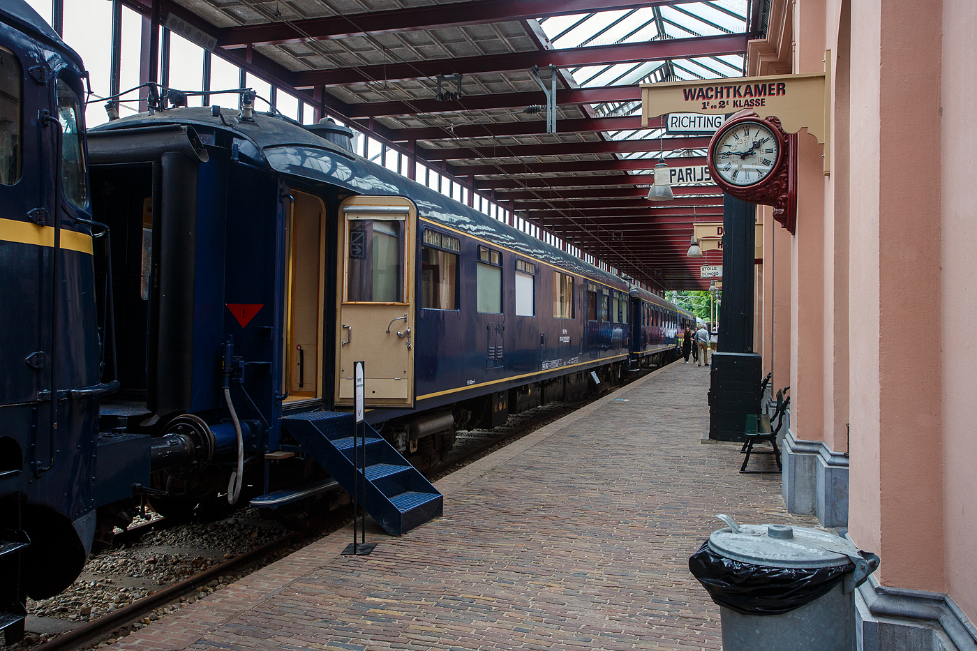 Der Personenwagen NL-NS 61 84 89-30 001-1 (Sr 9) Salonwagen Königin Juliana vom königlichen Zug „Koninklijke Trein“ (Hofzug) am 24. Juni 2025 im Het Spoorwegmuseum (bis 2005 NSM - Nederlands Spoorwegmuseum / Niederländischen Eisenbahnmuseum) in Utrecht im ehemaligen Bahnhof Maliebaan. Sr steht für Salonrijtuig in Deutsch Salonwagen.

Der Wagen wurde 1933 von Werkspoor NV in Utrecht gebaut und als 1./2. Klasse Personenwagen AB 7546 an die NS geliefert, 1952 wurde er zum AB 7544 umgezeichnet. Als Ersatz für den alten Salonwagen Sr 7 (ehemals ein Wagen der CIWL - Compagnie Internationale des Wagons-Lits), wurde der AB 7544 Allan in Rotterdam (Allan & Co´s Koninklijke Nederlandsche Fabrieken van Meubelen en Spoorwegmaterieel N.V.) im Auftrag der niederländischen Regierung zum Salonwagen Sr 9 für Königin Juliana umgebaut. Sowohl die Königin als auch die Prinzessinnen Beatrix, Irene, Margriet und Christina nutzten diesen Wagen. 1967 erhielt er die Nummer 61 84 89-40 001-9 gemäß dem einheitlichen Kodierungssystem, wie die anderen Wagen des königlichen Zuges besaß auch der Sr 9 eine europäische Zulassung. Im Jahr seiner Außerdienststellung 1993 wurde diese Nummer in 61 84 89-30 001-7 geändert und kam 1994 ins Eisenbahnmuseum.

Der Wagen verfügt über einen Empfangsraum, ein Wohn- und Schlafzimmer, zwei Schlafzimmer für die begleitenden Hofdamen, ein Badezimmer, eine Küche und ein Abteil für den Zugbegleiter. Der Wagen wurde speziell für die sehbehinderte Prinzessin Marijke (heute Prinzessin Christina) umgebaut. Wie die anderen Wagen des königlichen Zuges besaß auch der Sr 9 eine europäische Zulassung. In den Niederlanden wurde er üblicherweise als zusätzlicher Zug zusammen mit Prinz Bernhards Salonwagen Sr 8 und dem Gepäckwagen D6 gefahren und anschließend im Ausland meist an einen D-Zug gekoppelt. In seinen späteren Jahren wurde der Wagen auch einzeln eingesetzt.

TECHNISCHE DATEN:
Baujahr: 1933 (Umbau 1956)
Spurweite: 1.435 mm (Normalspur)
Achsen: 4 (in 2 Drehgestellen)
Achsfolge:	2'2'
Länge über Puffer: 21.800 mm
Drehzapfenabstand: 15.000 mm
Achsabstand im Drehgestell: 3.000 mm
Leergewicht: 55.000 kg
Höchstgeschwindigkeit: 140 km/h
Bremse: O-P-R
