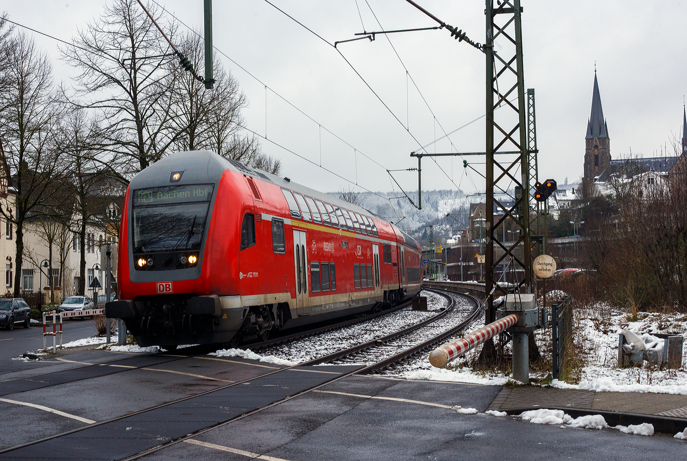 Der RE 9 - Rhein Sieg Express (RSX) Siegen - Köln – Aachen der DB Regio NRW, verlässt am 10 Januar 2025 Steuerwagen voraus den Bahnhof Kirchen/Sieg. Schublok war die 146 004-7 (91 80 6146 004-7 D-DB) der DB Regio NRW.