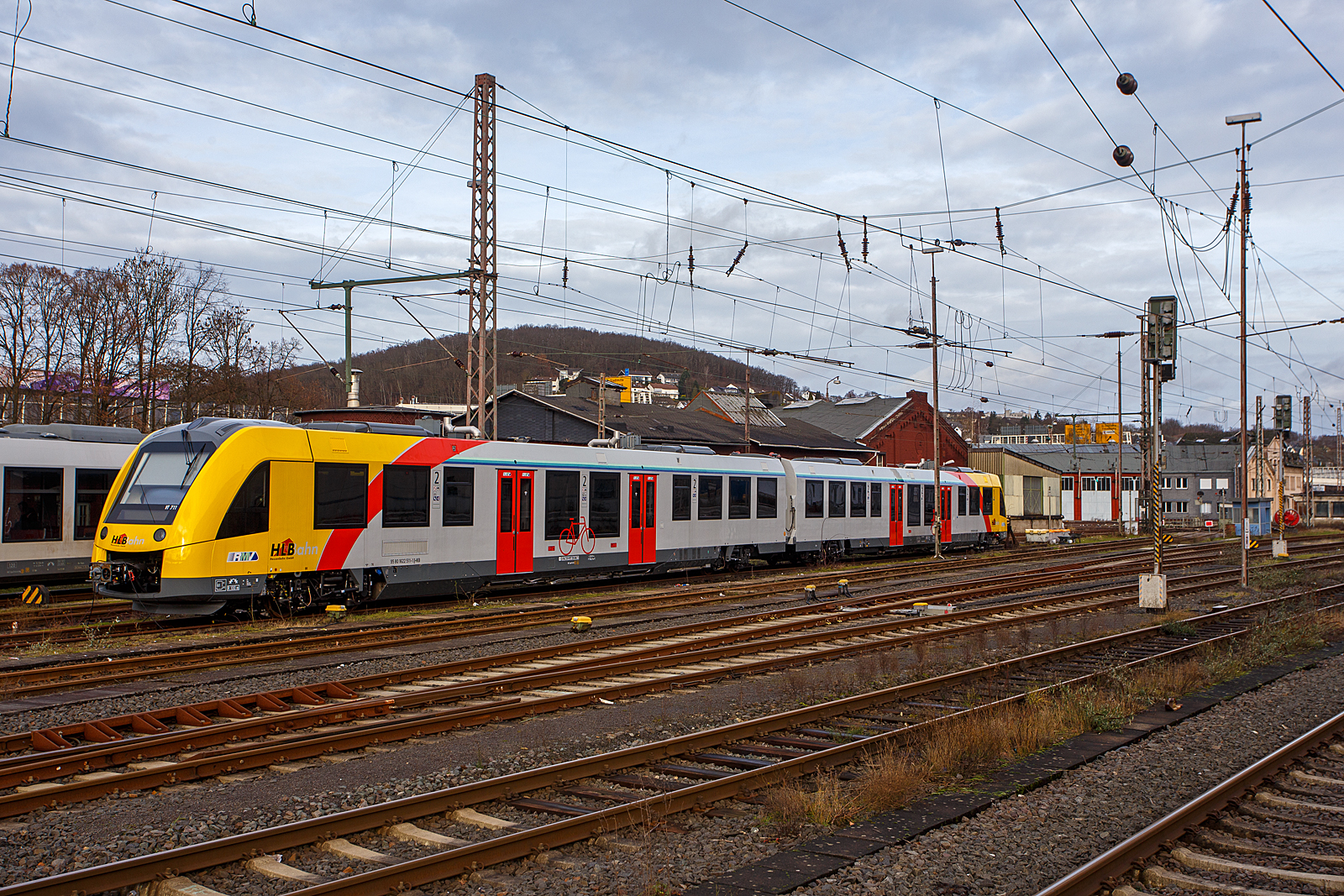 Der recht neue HLB VT 711 – 1622 011 / 1622 511 (95 80 1622 011-2 D-HEB / 95 80 0622 511-1 D-HEB), ein zweiteiliger niederfluriger Dieseltriebzug vom Typ ALSTOM Coradia LINT 54 (BR 1622) der HLB (Hessische Landesbahn GmbH/ Hessischen Bahn GmbH), ist am 30 Dezember 2023 beim Hauptbahnhof Siegen abgestellt.

Der zweiteilige Alstom Coradia LINT 54 ist ein moderner, leistungsstarker und erprobter Niederflur-Dieseltriebzug für den Regionalverkehr auf nicht elektrifizierten Strecken, sie wurden von  ALSTOM Transport Deutschland GmbH in Salzgitter (vormals LHB) entwickelt und gebaut.

Die Lint 54 ruhen auf 4 Drehgestellen (jeder Wagenkasten auf 2 Drehgestellen), davon sind 3 als Triebdrehgestelle und eins als Laufdrehgestell ausgeführt. Die Triebdrehgestelle haben jeweils einen Antriebsmotor (mtu PowerPack Series 1800), die jeweils unterflur im Hochflurteil zwischen Triebdrehgestell und Einstiegsbereich eingebaut sind. Die Motoren treiben jeweils die Radsätze des Drehgestelles über Gelenkwellen und Achsgetriebe an. Diese neusten mtu PowerPacks der Baureihe 1800 erfüllen die neusten europäischen Abgasemissionsvorschriften (Stage 5) und sind leiser. Das Motormanagementsystem, mit dem die drei 400 kW starken Motoren einzeln abgeschaltet werden können, ermöglichen die Verringerung des Treibstoffverbrauchs und die Senkung des CO²-Ausstoßes. Die diesel-mechanische Antriebe (3 x 400 kW) können den Triebwagen bis zu 140 km/h beschleunigen.

Die Passagiere profitieren dabei von 140 Sitzplätzen in 2 Wagen. Durch je 4 Türen pro Fahrzeugseite mit automatischen Einstiegshilfen werden schnelle
Fahrgastwechselzeiten ermöglicht. Der stufenlose Zugang für mobilitätseingeschränkte Fahrgäste mit Rollstühlen, Kinderwagen und Fahrrädern zu den beiden Niederflurbereichen in den zwei Wagenteilen gewährleistet komfortables Reisen.

TECHNISCHE DATEN:
Spurweite: 1.435 mm (Normalspur)
Achsfolge: B’2’+B’B’
Fahrzeuglänge über Kupplung:  54.270 mm
Fahrzeugbreite: 2.750 mm
Maximale Fahrzeughöhe (über SO):  4.280 mm
Einstieghöhe (über SO): ca. 800 mm 
Minimaler befahrbarer Radius Werkstatt/Betrieb: 100/125 m
Installierte Motorleistung: 3 x 400 kW 
Leistungsübertragung: mechanisch
Höchstgeschwindigkeit: 140 km/h 
Eigengewicht: ca. 98 t
Maximale Radsatzlast bei Fahrzeughöchstgewicht: ca. 18 t
Sitzplätze: 140 , davon 14 Klappsitze
Toiletten: 1 Universaltoilette (behinderten- und rollstuhlgerecht)
Mehrzweckbereiche. 2 (für 12 Fahrräder oder 6 Kinderwagen, 2 Rollstühle)
Türen (je Seite): 4 zweiflügelige Schwenkschiebetüren 1.300 mm breit
Dieseltankvolumen:  ca. 2.780 l
Reichweite: ca. 1.600 km